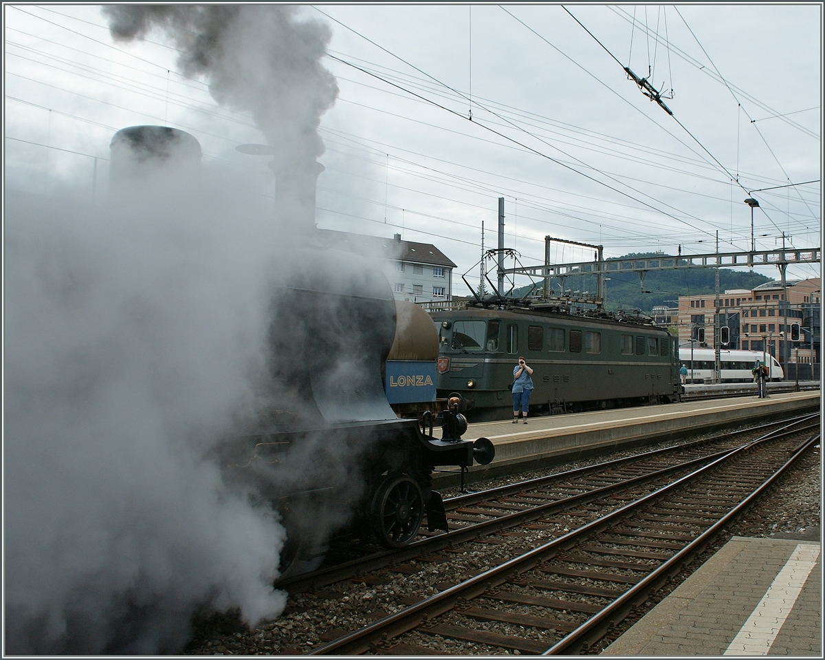 Von der A 3/5 �ber die Ae 6/6 zum ICN - der leider etwas verbesserungsw�rdige Snappschuss streift die Geschiche der SBB. Das Bild entstand im Bahnhof Olten wo ja bekanntlich der Kilometer  0  liegt.
25. Juni 2011