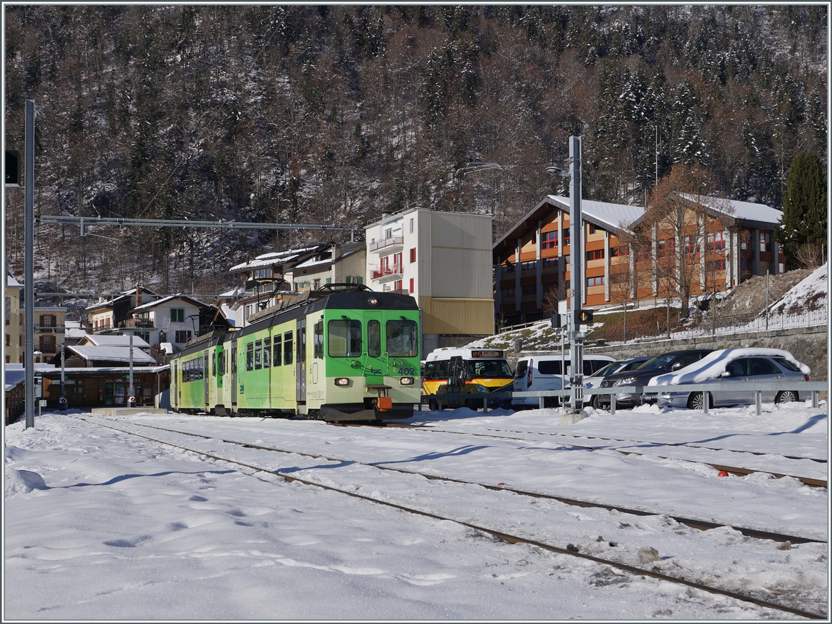 Von Aigle gekommen verweilen die beiden ASD BDe 4/4 401 und 402 nicht lange in Le Sépey und verlassen den kleine Kopfbahnhof als Regionalzug R 440 in Richtung Les Diablerets. 

11. Januar 2021