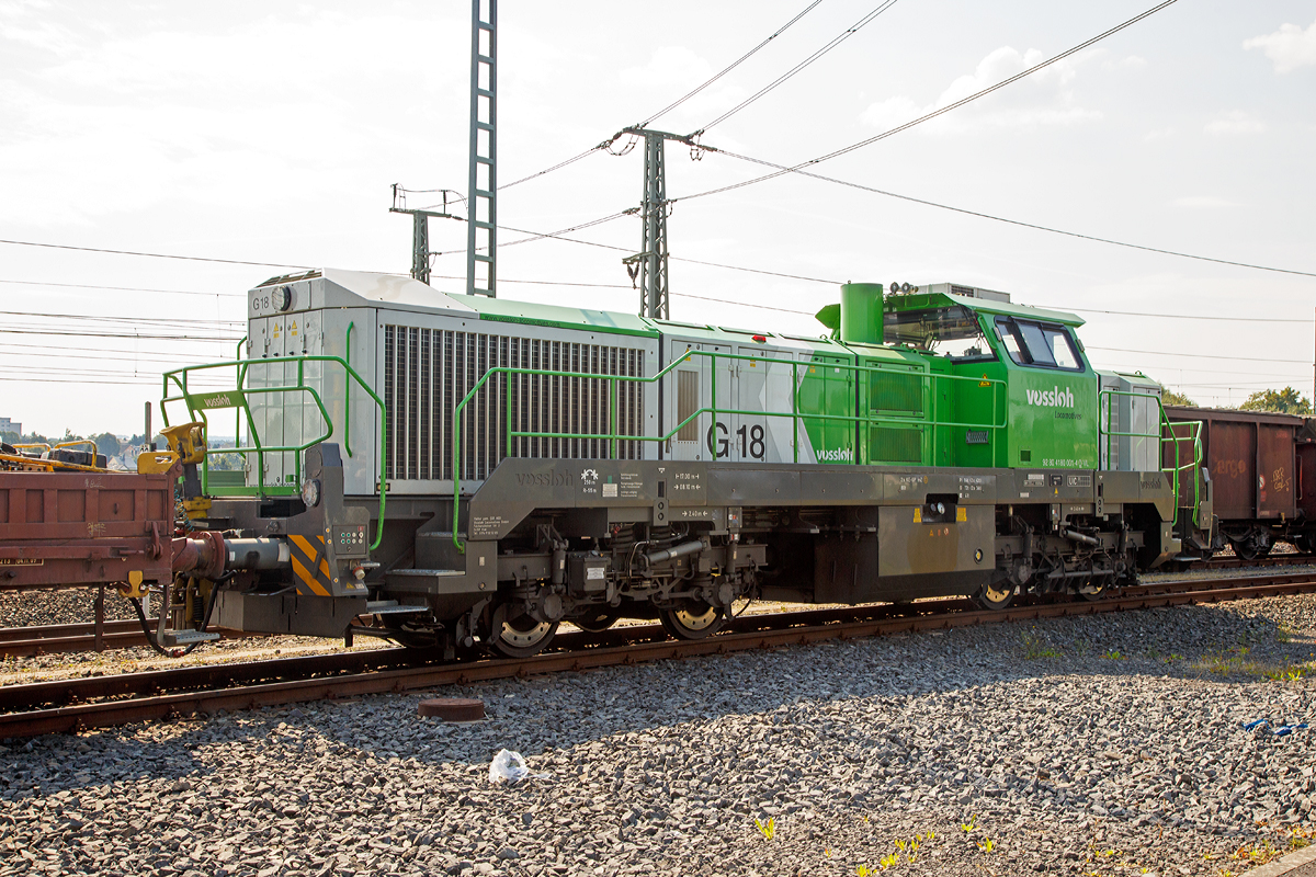 
Von der anderen Seite.....
Die an die SLG Spitzke Logistik GmbH vermietete und der Vossloh Locomotives GmbH gehörende G 18 (92 80 4180 001-4 D-VL) im am 12.09.2015, mit einem  Langschienenzug, beim ICE-Bahnhof Montabaur abgestellt. 

Weitere Daten siehe: http://hellertal.startbilder.de/bild/deutschland~unternehmen~spitzke-ag-unternehmensgruppe/452184/die-an-die-slg-spitzke-logistik.html