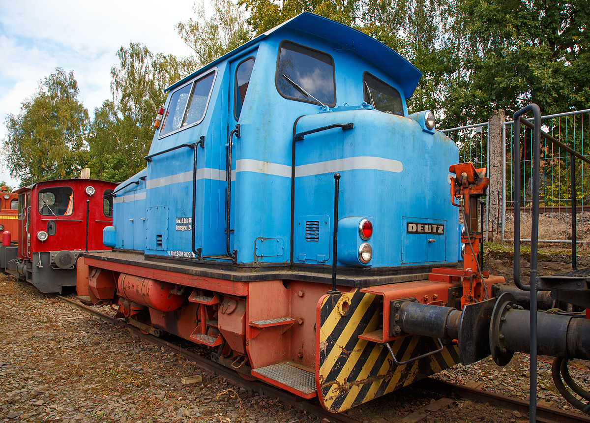 
Von der anderen Seite....
Die Deutz Dieselhydraulische Rangierlokomotive KG 230 B (Deutz 57813), ex DWK 1 (Drahtwerk Köln GmbH), am 02.10.2016 beim Tag der offenen Tür der BLE Butzbach-Licher Eisenbahnfreunde e. V. in Butzbach.

Die Lok wurde 1964 bei Deutz unter der Fabriknummer 57813, für F&G - Felten & Guilleaume Carlswerk Eisen und Stahl GmbH in Köln-Mülheim gebaut. F&G fimierte später als ARBED-F&G Drahtwerke Köln GmbH, dann als TrefilEUROPE Drahtwerk Köln GmbH und seit 1995 als DWK Drahtwerk Köln GmbH (zur Saarstahl Gruppe). Im Jahr 2011 wurde sie bei der DWK ausgemustert und ging an den Händler EBO - Eisenbahnbedarf Bad Orb Stephan Karkowski.

Technische Daten:
Typ: KG 230 B
Spurweite: 1.435 mm (Normalspur)
Leistung: 170 kW (230 PS)
Achsanzahl: zwei (B-dh)
Motor: KHD A12L714
Getriebe: Voith L33y
Antriebübertragung: Der Antrieb der Achsen erfolgt über Gelenkwelle
Dienstgewicht: 32 t
Höchstgeschwindigkeit: 30 km/h
Länge über Puffer: 8.030 mm 

Typ KG 230 B = Kleinlok mit Gelenkwelle 230 PS und zwei Achsen