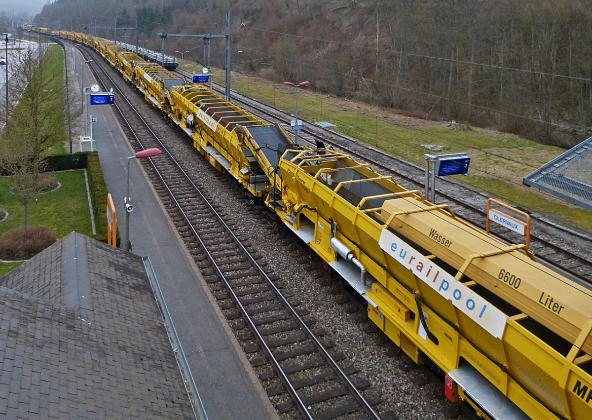 Von der Br�cke �ber dem Bahnhof von Clervaux habe ich den Gleisumbauzug fotografiert.
Morgen fr�h werden die Wagen noch in die Richtige Reihenfolge gesetzt um danach seine Arbeit zwischen Mecher und Drauffelt der Gleis Erneuerung zu beginnen. 05.04.2021
