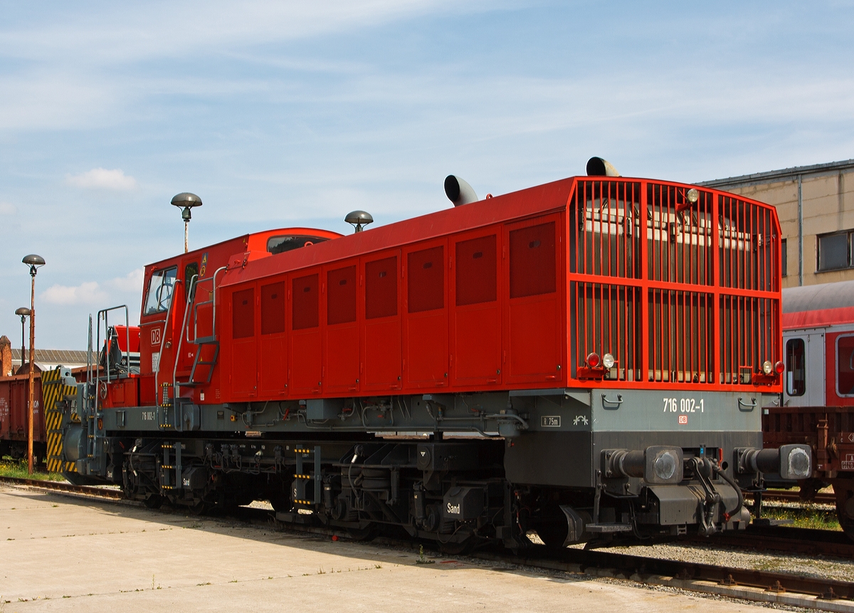 Von hinten:
Die selbstfahrende Schneeschleuder 716 002-1 der DB Netz AG steht am 24.08.2013, mit erledigter Revision, im Dampflokwerk Meiningen (DLW). 