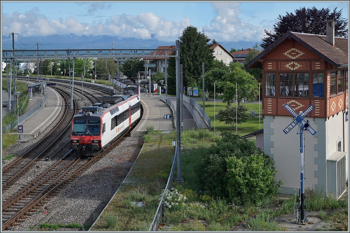 Von Lausanne kommend erreicht der SBB Domino sein Ziel Kerzers. 

6. Juni 2021