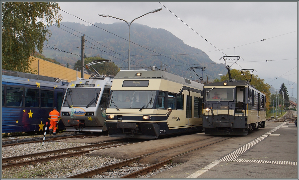 Von links nach rechts: Der CEV MVR Beh 2/4 72  Astro Pleiades , ein CEV MVR GTW Be 2/6 und die MOB GDe 4/4  Interlaken  in Blonay.
19. Okt. 2015