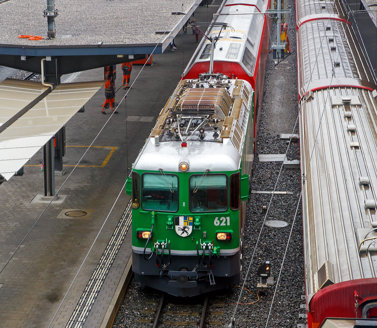 
Von oben....
Die gr�ne RhB Ge 4/4 II - 621  Felsberg  steht am 17.02.2017 mit einem Regionalzug im Bahnhof Chur.
