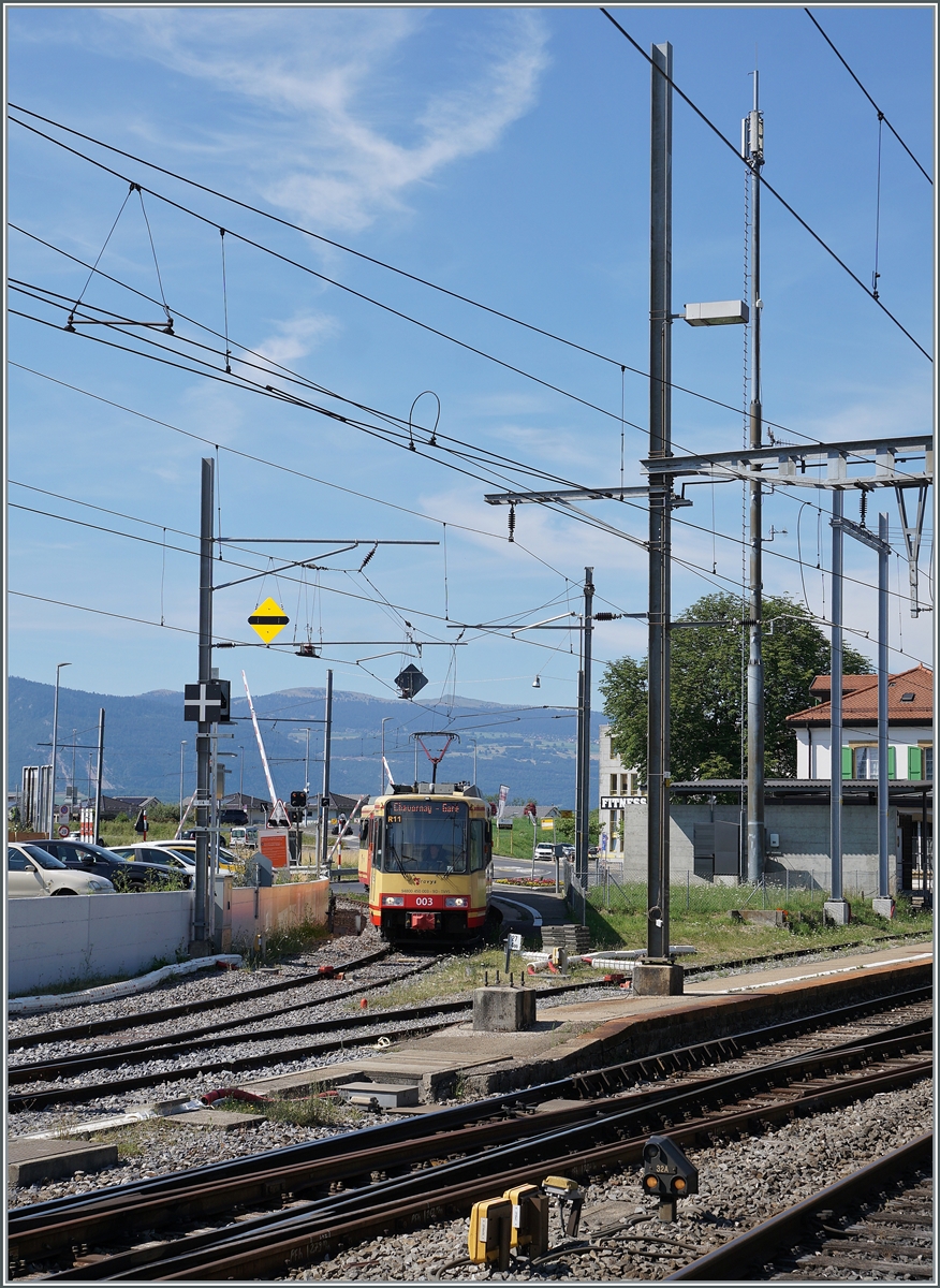 Von Orbe ist OC TRAVYS Be 4/8 N° 3 (94800 450 003-9 D-TVYS) als R13 in Chavonray angekommen und hält kurz vor der Fahrleitungstrennstelle welche den SBB Wechselstrom vom OC Gleichstrom trennt. 
Die Züge verkehren nur noch bis Mitte Dezember 2025, dann wird die Strecke einem Flügelzugkonzept Lausanne Chavonray - Orbe/Yverdon angepasst und auf Wechselstrom umgestellt, so dass erst Ende 2026 wieder Züge nach Orbe fahren werden.
Besondres gefällt mir an diesem Bild, die im Hintergrund sich hebenden Schranken. 
 
5. Juli 2025