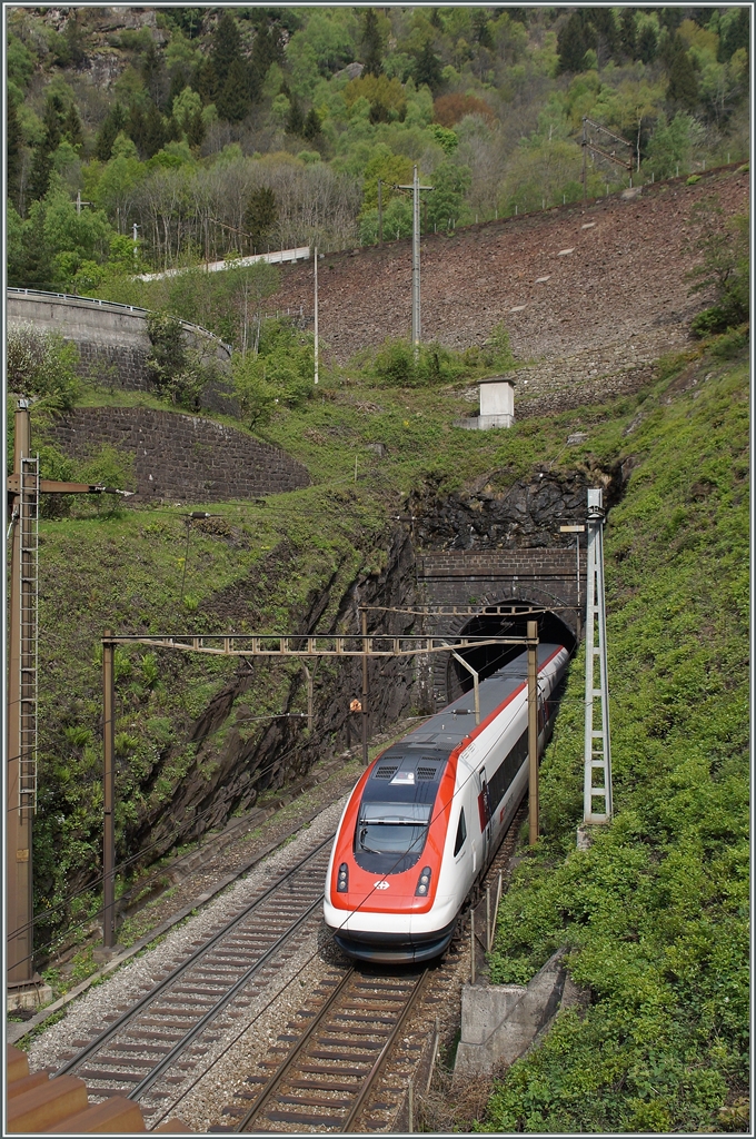 Von Rodi-Fiesso durch die Dazio Grande nach Faido: Ein SBB ICN zwischen den 1568 m langen Freggio Kehrtunnel und der gleichnamigen Brücke über den Ticino.
6. Mai 2014

