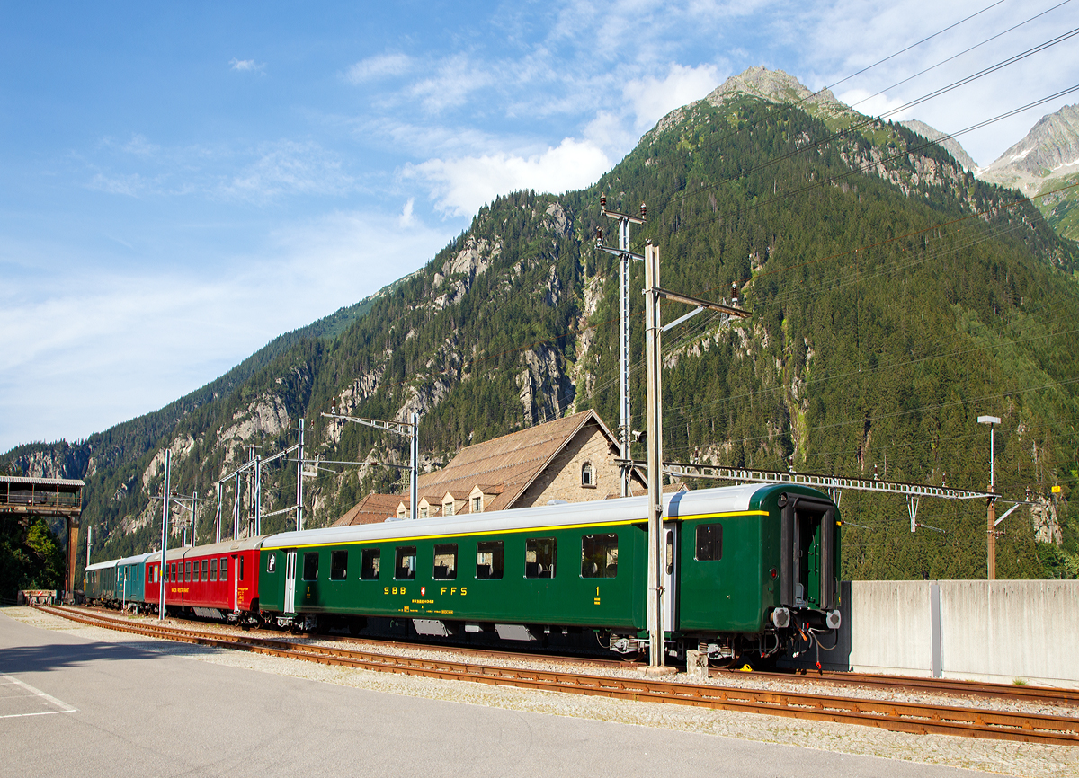 
Von der SLM GmbH (Schorno Locomotive Management) abgestellte Wagen beim Bahnhof Göschenen (01.08.2019). Im Vordergrund der ehemalige SBB 1.Klasse Einheitswagen I – A 50 85 18-33 617-9 CH-SLM, ex A 50 85 18-33 617-9 CH-SBB. 

Die Einheitswagen I sind die Nachfolger der Leichtstahlwagen und wurden zwischen 1956 und 1967 gebaut. Sie waren (wie hier) ursprünglich in SBB-Grün lackiert und hatten ein Gewicht von 28 bis 32 Tonnen, eine Länge von 23,7 m und eine zulässige Höchstgeschwindigkeit von 140 km/h.

Damit die Einstiege über den Drehgestellen angeordnet werden konnten, mussten die Drehgestellrahmen in der Mitte gekröpft ausgeführt werden. 

Die Senkfenster sind einteilig, einfach verglast und rahmenlos; die Scheiben werden beim Öffnen bis zur Hälfte in die Wagenseitenwand versenkt.

TECHNISCHE DATEN:
Spurweite: 1.435 mm (Normalspur)
Länge über Puffer: 23.700 mm
Drehzapfenabstand: 17.900 mm
Achsabstand im Drehgestell: 2.700 mm
Eigengewicht: 30 t
Sitzplätze: 48 in der 1.Klasse und Fahrradabteil
Bremse: O-R (P43t) 