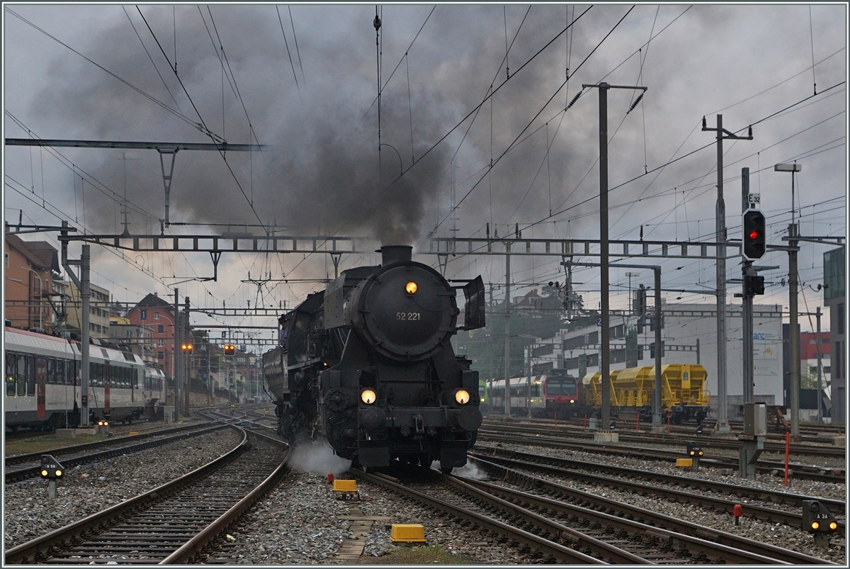 Von St-Sulpice gekommen, rangiert die VVT 52 221 in Neuchâtel, um ihren Extrazug 30502 zum Dampffestival der Blonay-Chamby Bahn nach zu führen.
4. Mai 2016