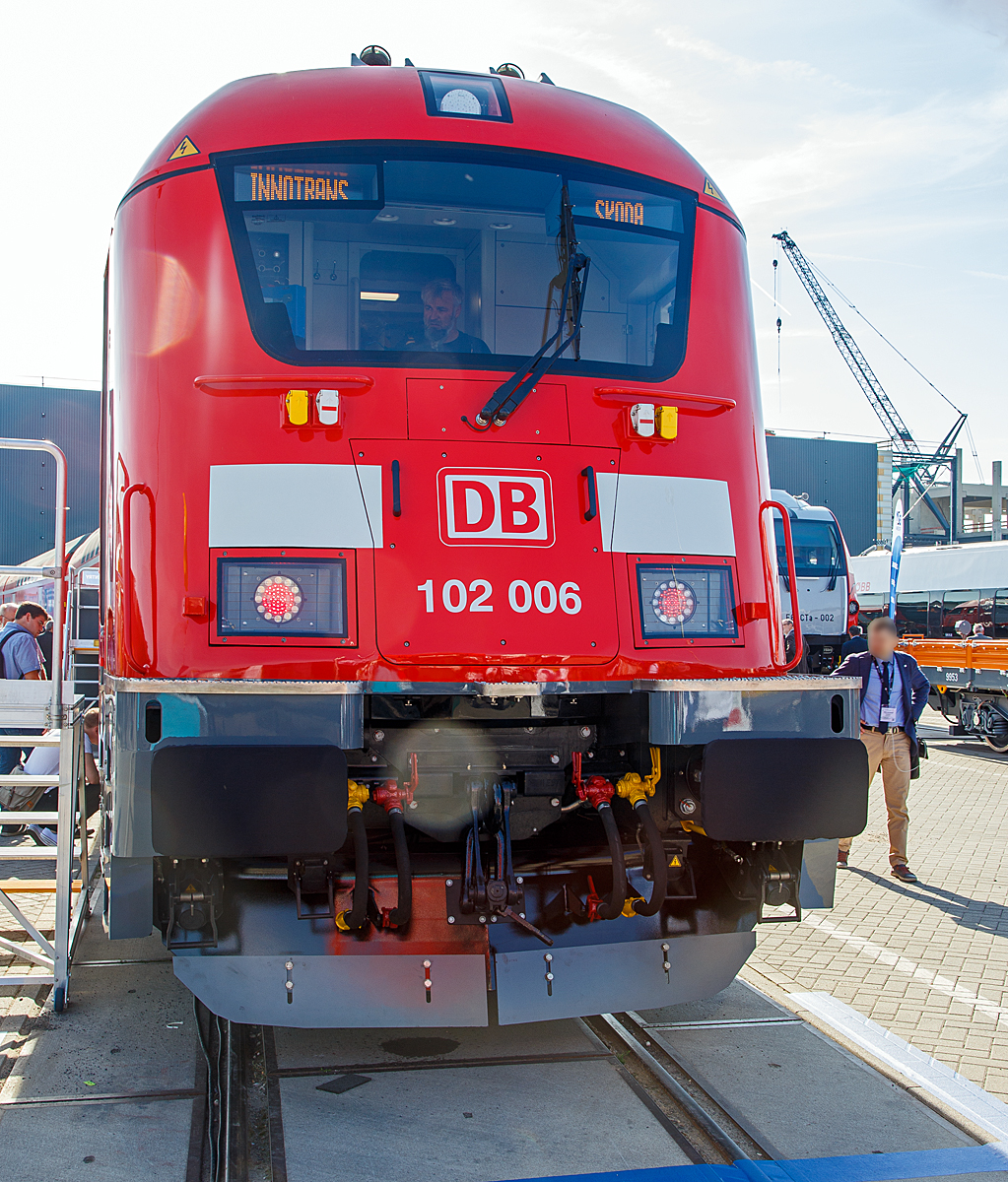 Von vorne...
Die 102 006 der DB Regio Bayern (91 80 6102 006-4 D-DB)pr�sentiert von �koda auf der InnoTrans 2018 in Berlin (hier 18.09.2018). Eine �koda 109 E3 die neue „Emil Z�topek Lokomotive“ f�r den M�nchen-N�rnberg-Express.
