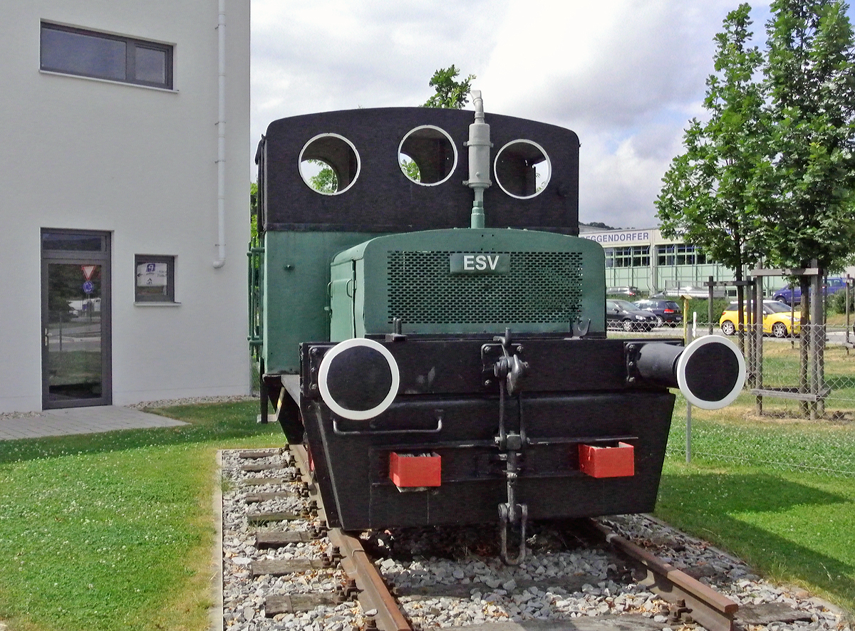 
Von vorne:
Die Denkmallok Deutz OMZ 117 R vom Eisenbahner Sportverein Deggendorf e. V. (ESV) am 10.07.2015 in Deggendorf. 
Aufnahme Friedel Rickes, Text und Bearbeitung Armin Schwarz.

Die kleine Rangierlok wurde 1941 von der Klöckner-Humboldt-Deutz AG in Köln unter der Fabriknummer 42824 für die Weser-Flugzeugbau GmbH in Bremen, als Lok 1, gebaut. Im Jahre 1953 kam sie dann zur Sünchinger Stärkefabrik GmbH in die Oberpfalz. Dort erhielt sie auch 1959 eine Remotorisierung mit einem Deutz-Motor A2L 514 und fuhr so bis zur Abstellung 1981. Die Aufstellung als Denkmal beim ESV - Eisenbahner-Sport-Verein e. V. in Deggendorf  erfolgte dann 1983.

Diese Lok gehört zur 1931/32 entstandenen OM-Reihe der Humboldt-Deutzmotoren AG in Köln, die nach 1938 als Klöckner-Humboldt-Deutz AG firmierte. Das O steht hierbei für die Motortypenreihe und das M für wassergekühlt. Weiterhin entnehmen wir der Deutz typischen Bauartbezeichnung dem Z die Anzahl von zwei Zylindern, der 1 die Entwicklungsstufe, der 17 den Kolbenhub in cm und dem R den Verwendungszweck als normalspurige Rangierlok. Von dem Typ OMZ 117 R wurden 117 Exemplare gebaut.

Charakteristisch für die OM-Reihe waren stehende Zweitaktmotoren, Viergang-Handhebel-Schaltgetriebe und Stangenantrieb. Geliefert wurden die OMZ117 R mit 7,9 und 10t Dienstgewicht.

TECHNISCHE DATEN der OMZ 117 R in ursprünglicher  Ausführung:
Spurweite: 1.435 mm (Normalspur)
Achsfolge: B
Leitungsübertragung: Zahnräder und Kette auf eine Achse und Stangenantrieb
Länge über Puffer:  4.620 mm
Achsstand : 1.600 mm
größte Breite:  2.550 mm
größte Höhe über Schienenoberkante:  2.800 mm
Dienstgewicht:  10 t
Motor: wassergekühlter 2-Zylinder-Zweitakt-Dieselmotor vom Typ Deutz OMZ 117 
Leistung:  24 PS
Drehzahl: 700 U/min
Getriebe: mechanisches Deutz Vierganggetriebe
Geschwindigkeit: 2,5 bis 11 km/h
Baujahre: 1932 – 1942