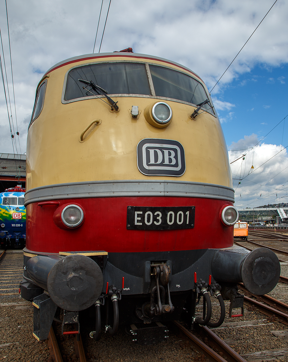 
Von vorne.....
Die E 03 001 (91 80 6103 001-4 D-DB) vom DB Museum, ex DB 750 001-0, ex DB 103 001-4, steht am 25.08.2018 im Südwestfälischen Eisenbahnmuseums in Siegen. Als Gastlok beim Lokschuppenfest vom SEM in Siegen.