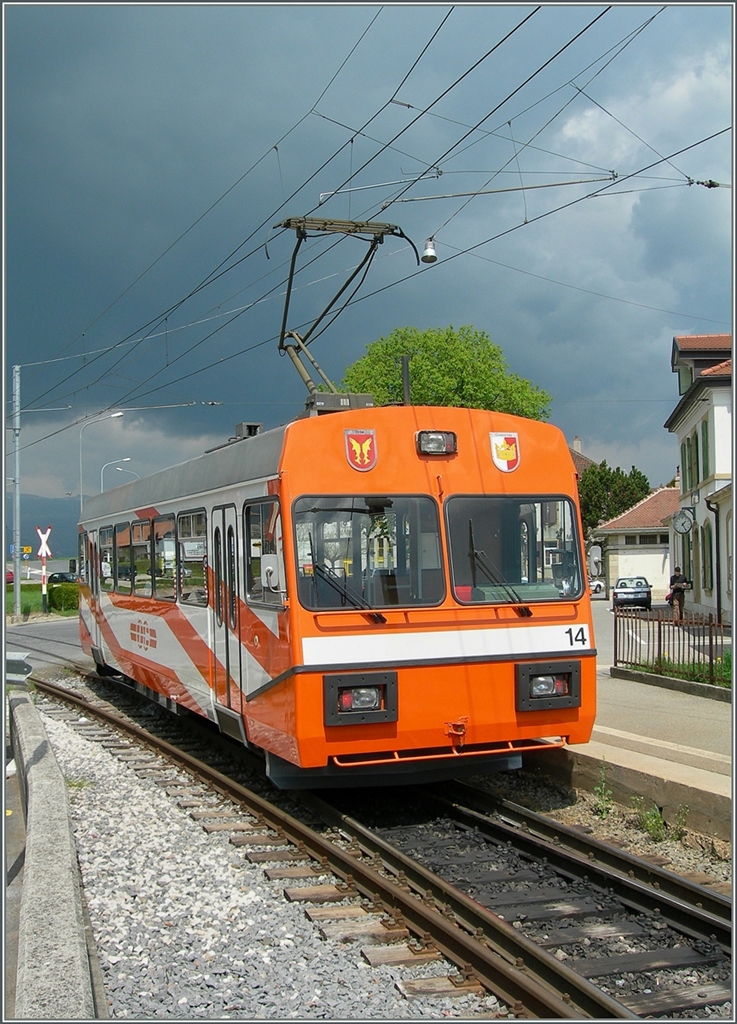 Vor dem etwas drohenden Wolken zeigt sich der O-C Be 2/2 14 in Chavaronay. 
26. April 2006