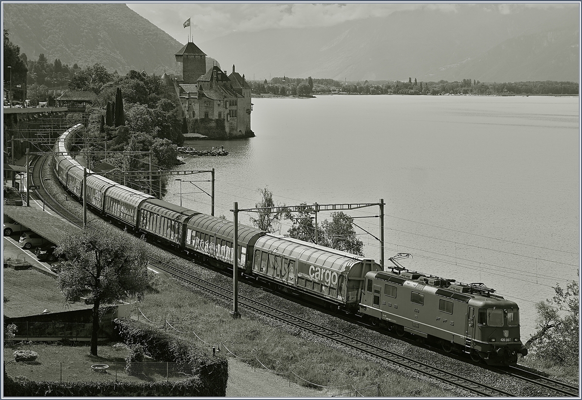 Vor dem Hintergrund des Château de Chillon ist die SBB Re 4/4 II 11248 (Re 420 248-7) mit einem Güterzug Richtung Lausanne unterwegs.
9. August 2017