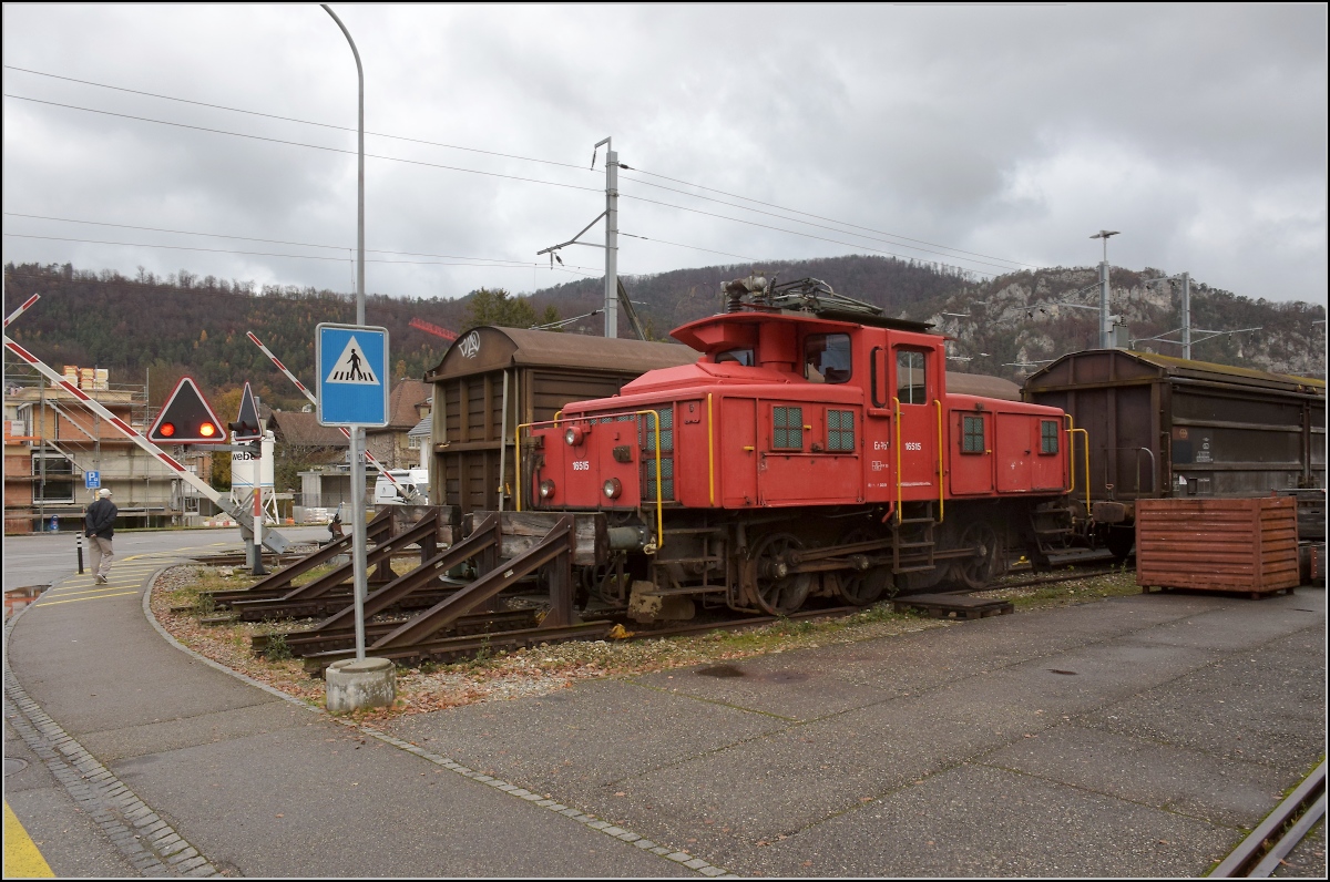 Vor dem Schneidbrenner gerettet, harrt Ee 3/3 II 16515 in Balsthal der Dinge, die da kommen. November 2022. 

Mit Gruss an beiden Retter der Maschine.