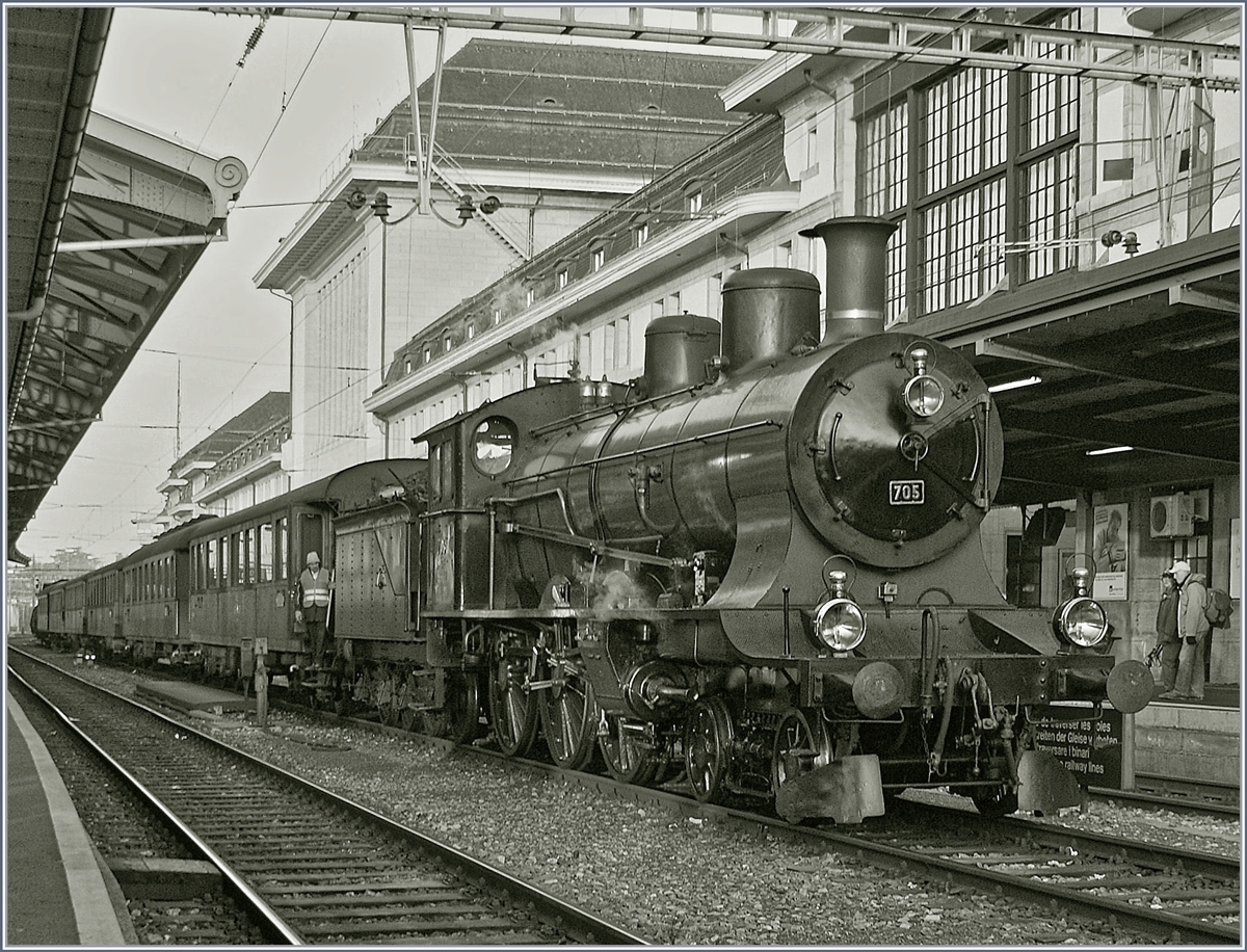 Vor ganz genau zehn Jahren stand die SBB Historic A 3/5 mit ihrem  Schnellzug 1930  in Lausanne auf Gleis 2. Zugeführt wurde der schöne Zug zum Jubiläum der Strecke Lausanne - Genève, auf welcher der Dampfzug im dichten und schnellen Taktfahrplan doch noch zur Feier des Tages eine Hin- und Rückfahrt absolvierte.
16. Nov. 2008