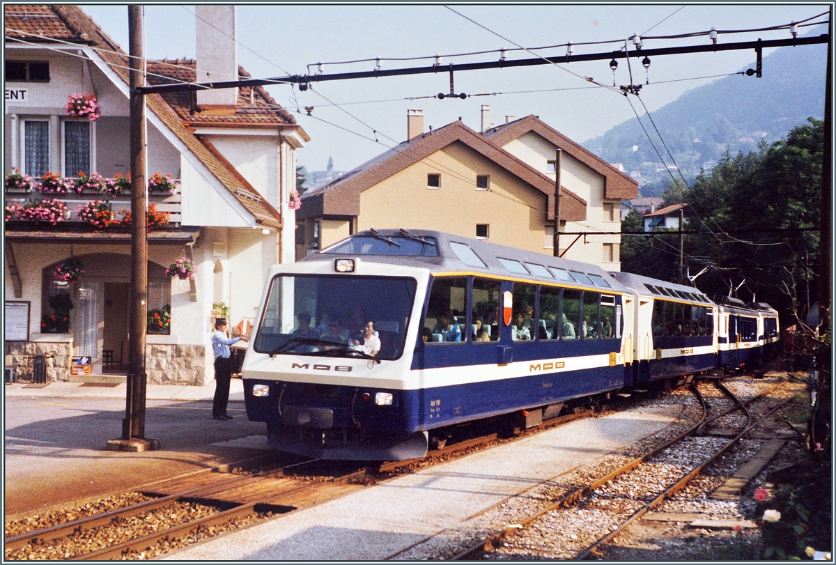 Vor gut 35 Jahren: mit dem damals neuartigen Steuerwagen mit Sitzplätzen ist der MOB  Super-Panoramic  Express als reiner 1. Klasse Zug bei bei Fontanivent auf dem Weg von Montreux nach Zweisimmen.

Analogbild vom August 1985