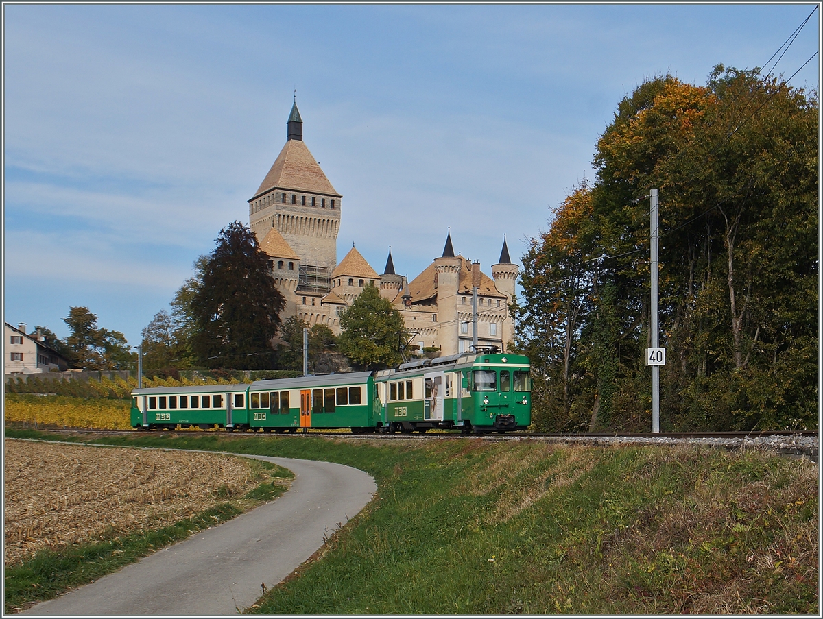 Vor der Kulisse der (fast gerüstfreien) Château de Vufflens fährt der Be 4/4 14 mit B und Bt als Regionalzug 127 Richtung Morges.
20. Okt. 2015