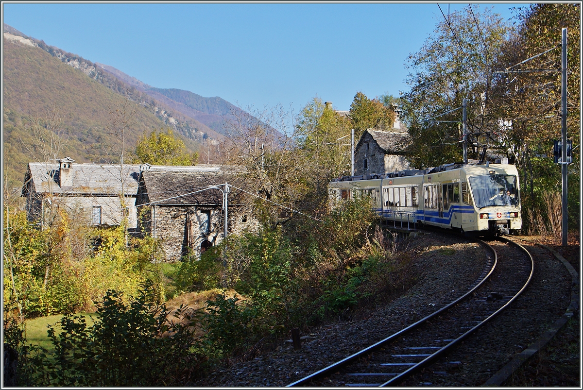 Vor der Kulisse von Verigo zeigt sich der sechste Zug des Tages: Der FART Centovalli-Express D 48 CEX auf der Fahrt von Locarno nach Domodossoala. 
31. Okt. 2014