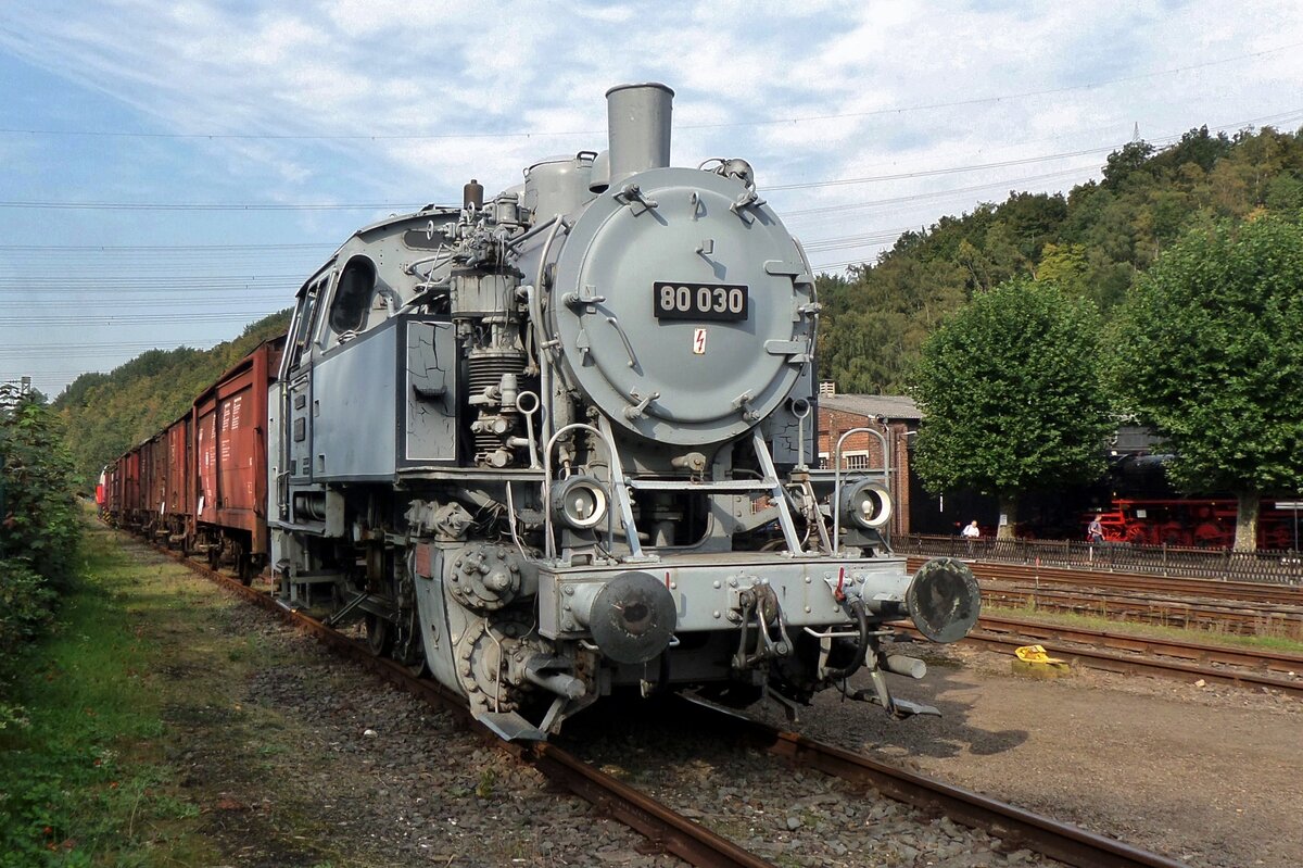 Vorbei ist die graue Phase von 80 030 -hier am 17 September 2016 ins DGEG-Museum in BOchum-Dahlhausen sdamt Fotogüterzug. Hewute ist dieser Lok schwarz-rot und als RAG-9 ins Museum.