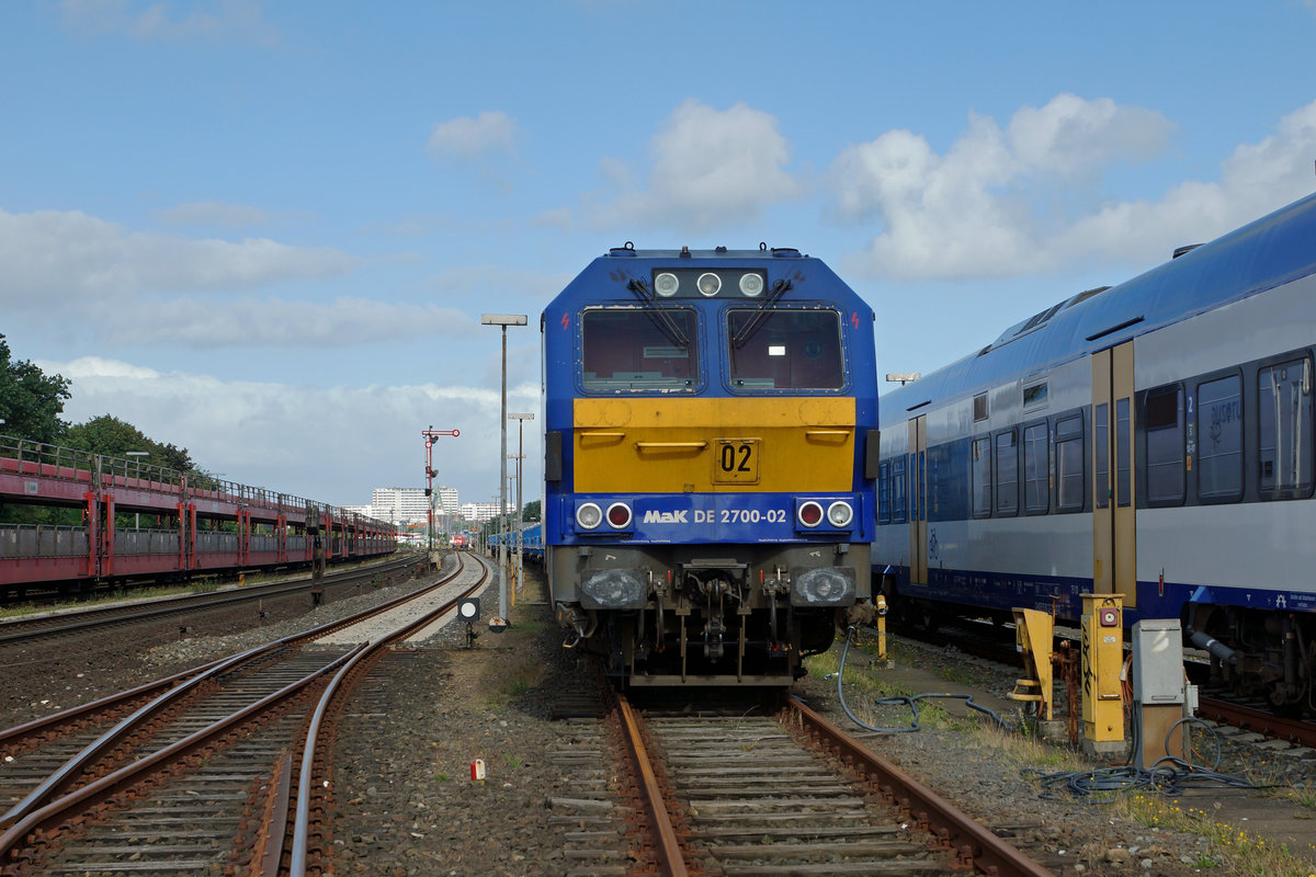 Vorl�ufig noch nicht mit Autoz�gen zwischen Nieb�ll und der Insel Sylt im Einsatz sind die blauen Z�ge, wie dieser mit der  MAKE DE 2700-02 und den passenden Wagen. Am 8. August 2016 konnten diese Z�ge eines privaten Unternehmers noch auf verschiedenen Bahnh�fen abgestellt beobachtet werden.
Foto: Walter Ruetsch