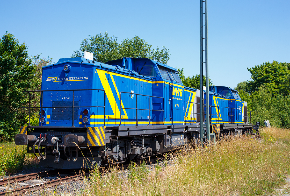 
Vorne die MWB V 1702 (92 80 1203 103-7 D-MWB), ex DR 202 827-2, ex DR 112 827-1, ex DR 110 827-3 und dahinter die MWB V 1701 (92 80 1203 102-9 D-MWB), ex DR 202 768-8, ex DR 112 768-7, ex DR 110 768-9, beide der Mittelweserbahn GmbH (zugehörig zur Eisenbahnen und Verkehrsbetriebe Elbe-Weser - EVB), abgestellt am 01.07.2015 in Marktredwitz (Oberfranken). 

Beide V 100.1 wurden von ALSTOM Lokomotiven Service GmbH in Stendal zur BR 203 modernisiert und umgebaut.