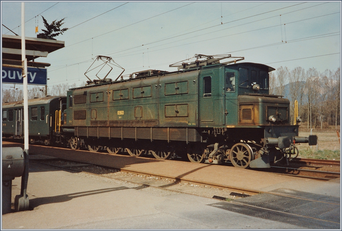 Vouvry vor einigen Jahren mit der SBB Ae 4/7 10960 mit ihrem  GmP  (ohne Güterlast) auf der Fahrt von Bouvert nach St-Maurice beim etwas längeren Halt in Vouvry. 


April 1993