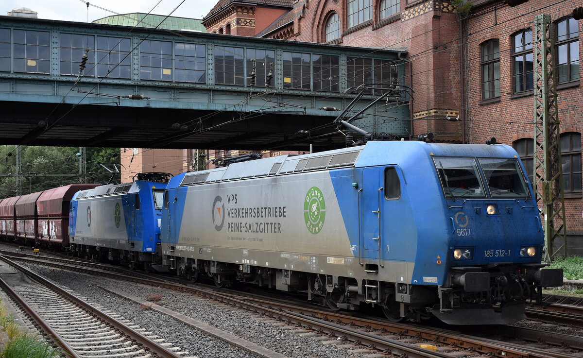 VPS - Verkehrsbetriebe Peine-Salzgitter GmbH, Salzgitter [D] mit der geleasten ATLU Doppeltraktion   185 512-1/5617  [NVR-Nummer: 91 80 6185 512-1 D-ATLU] +   185 514-7/5612  [NVR-Nummer: 91 80 6185 514-7 D-ATLU] und einem Sch�ttgutwagenzug Richtung Hansaport im Hamburger Hafen am 07.08.26 H�he Bahnhof Hamburg-Harburg.