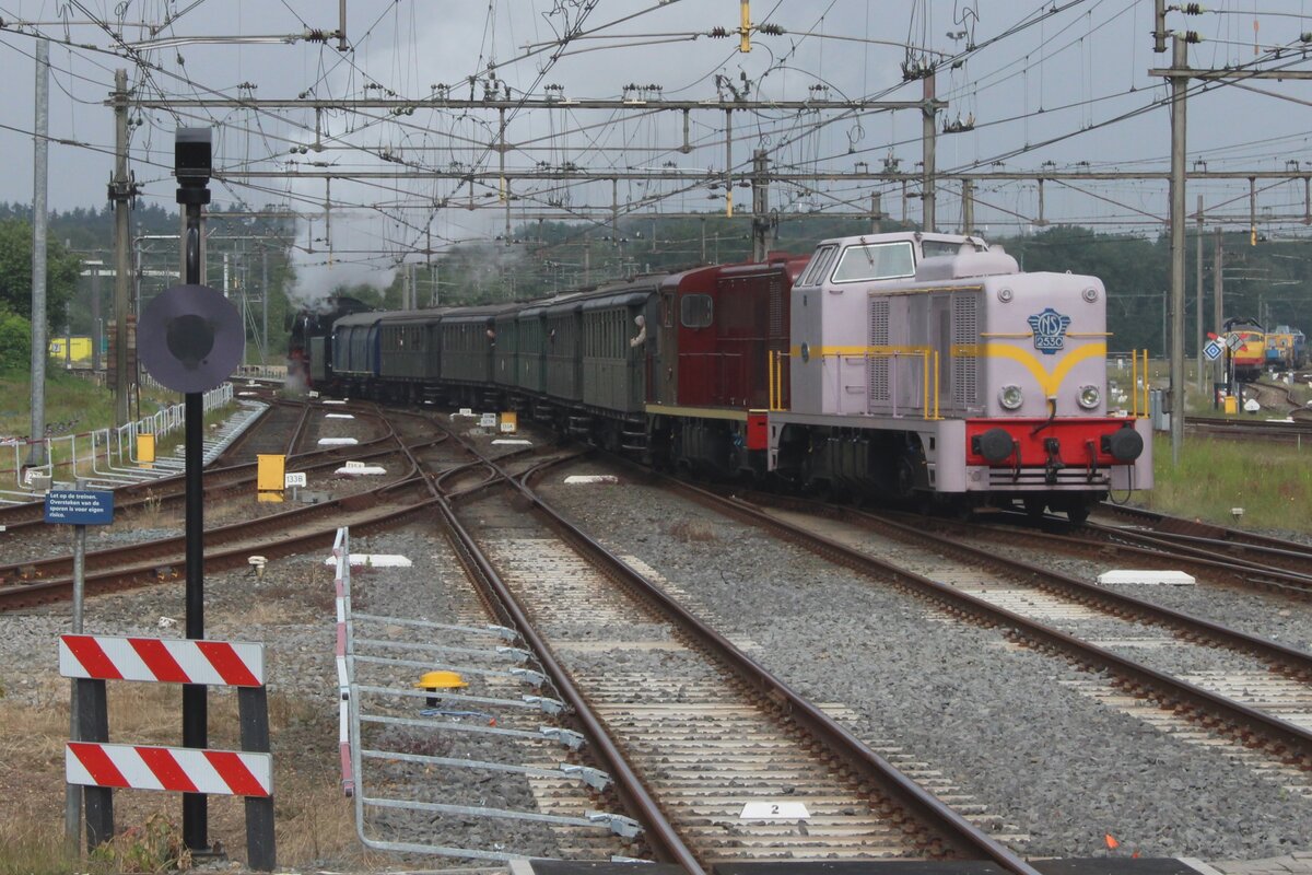 VSM 2530 schiebt ein Museumszug aus Amersfoort nach Utrecht aus am 8 Juni 2024.