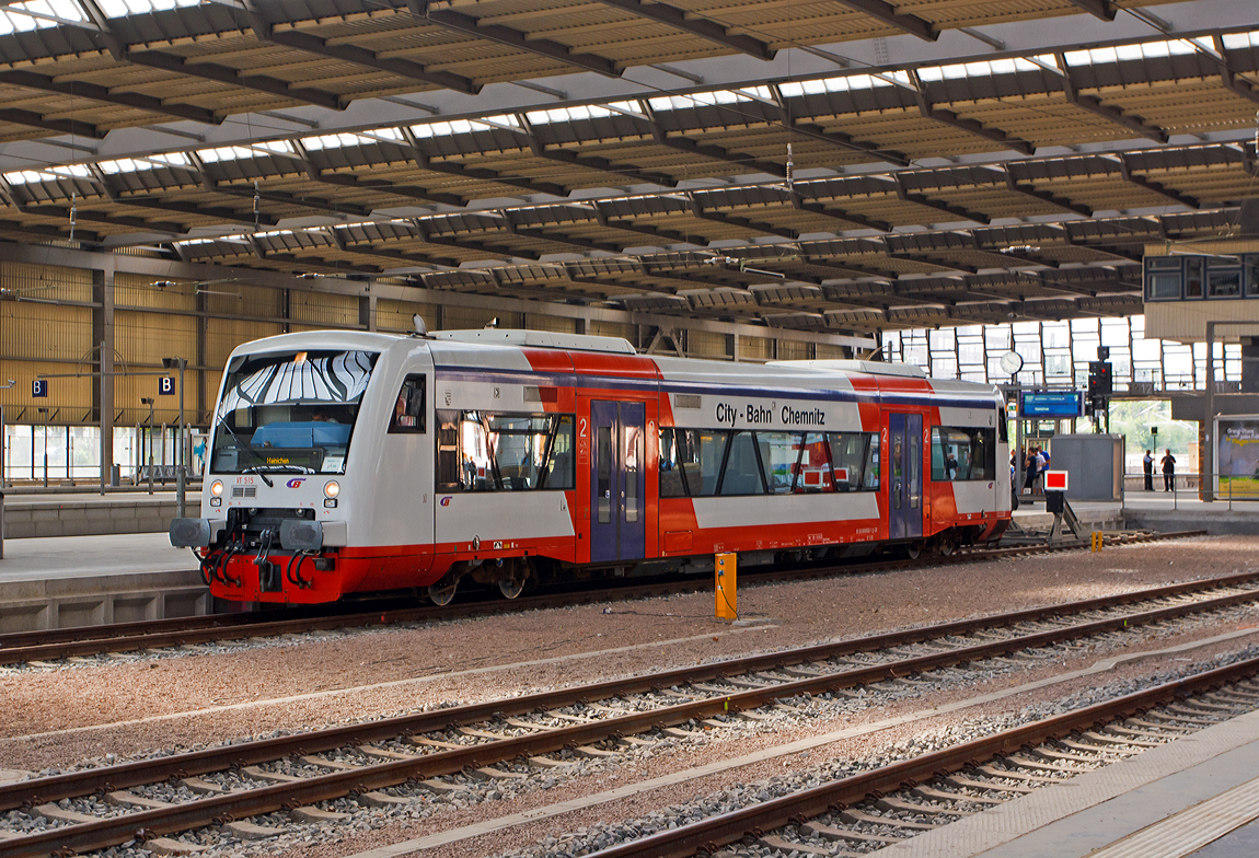 VT 515 (650 053-1) ein Stadler Regio-Shuttle RS1 der City-Bahn Chemnitz steht am 25.08.2013 im Hauptbahnhof Chemnitz zur Abfahrt nach Hainichen (Linie 516) bereit.

Der Triebwagen wurde 2004 bei Stadler Rail unter der Fabrik-Nr. 37270 gebaut, er hat Fahrzeugregister-Nummer 95 80 0650 053-1 D-CB.

Der Regioshuttle ist ein vom Unternehmen Adtranz (ABB Daimler Benz Transportation) entwickelter und gebauter Dieseltriebwagen neuer Generation. Durch die �bernahme der Adtranz-Sparte durch Bombardier darf diese den Regioshuttle aus kartellrechtlichen Gr�nden seit 2001 nicht mehr fertigen, somit wurde die Rechte und Produktion an Stadler Rail abgegeben.

 

Techn. Daten: 

Der Antrieb erfolgt �ber 2 MAN 6-Zylinder-Viertakt-Dieselmotor mit Direkteinspritzung vom Typ D 2866 LUH 21 mit je 257 KW (350 PS) Leistung hydromechanisch �ber 2 Voith-Diwabus Getriebe U 864, die H�chstgeschwindigkeit betr�gt 120 km/h.

Die Motoren haben einen Hubraum von je 12 Liter.

Die Achsanordnung ist B'B', Stadler bezeichnet sie jedoch mit Bx'By' und m�chte damit deutlich machen, dass jeder der beiden vorhandenen Motoren beim RS1 ein Drehgestell antreibt. Es gibt damit keine Gelenkwelle zwischen den beiden Drehgestellen. 

L�nge �ber Puffer: 25.500 mm
Drehzapfenabstand: 17.100 mm
Drehgestellachsstand: 1.800 mm
Eigengewicht: 43 t.
Beschleunigung: 1,2 m/s�
