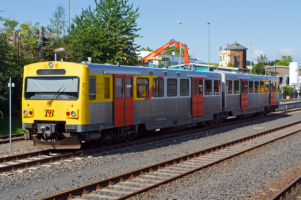 VT2E. 15A / VS2E. 15B (95 80 0609 015-2 D-HEB) der HLB - Hessische Landesbahn (TSB - Taunusbahn) ist am 11.08.2014 im Bahnhof Usingen abgestellt.

Der Triebzug wurde  1992 von LHB (Linke-Hofmann-Busch) in Salzgitter unter der Fabriknummer 15 A/B gebaut.

Der VT/VS 2E ist ein dieselelektrischer Doppeltriebwagen des Herstellers Linke-Hofmann-Busch (LHB, heute Teil von Alstom Transport Deutschland) f�r den Nahverkehr. Die Fahrzeuge werden im deutschen Fahrzeugeinstellungsregister als Baureihe 0609.0 gef�hrt.

Bereits Mitte der 1970er Jahre wurden diese Triebwagen von LHB entwickelt und f�r die AKN Eisenbahn gebaut. Auff�llig sind die �hnlichkeiten mit den elektrischen U-Bahn-Triebwagen DT3 der Hamburger Hochbahn, die LHB mit konstruiert und gebaut hat. 
Die beiden in Leichtbauweise gefertigten Triebwagenh�lften mit je einem Antriebsgestell st�tzen sich auf einem gemeinsamen antriebslosen Jakobs-Drehgestell ab, das mit einer Magnetschienenbremse ausgestattet ist.

Auch die damalige Frankfurt-K�nigsteiner Eisenbahn (FKE), heute Hessische Landesbahn (HLB), ben�tigte 1987 neue Triebwagen. Nach Probefahrten mit verschiedenen Modellen, darunter ein VT 2E der AKN, der als einziger Triebwagen die geforderte Geschwindigkeit auch auf einem Abschnitt mit starker Steigung einhalten konnte. So bestellte man 8 abge�nderte Fahrzeuge des Triebwagens. Die Fahrzeuge wurden als VT/VS 2E aufgenommen. Dabei wird der Triebwagen als VT 2E.x A der Steuerwagen als VT 2E.x B bezeichnet.

Der Wagenkasten wurde etwas verl�ngert und die T�ranordnung ge�ndert, damit ein bequemes Aussteigen an den S-Bahnh�fen m�glich ist. Au�erdem wurde die Einstiegsh�he an die S-Bahnsteige (96 cm) angepasst. Statt zwei Dieselmotoren wurde nun nur noch ein Unterflurmotor mit etwa doppelter Leistung verbaut. 
1992 wurden 12 weitere Fahrzeuge bestellt, als die Taunusbahn reaktiviert wurde, griff man auf den auf der anderen Taunusstrecke bew�hrten Typ zur�ck.

Alle Fahrzeuge wurden von Mitte 2006 bis 2007 bei Bombardier Transportation in Berlin modernisiert. Die Hauptmerkmale der neuen Fahrzeuge sind eine komplett erneuerte Heizungsanlage mit Standheizung sowie eine verbesserte L�ftungsanlage.

Auch die Inneneinrichtung wurde einem zeitgem��en Design angepasst: Neben neuen Sitzen statt den alten Sitzb�nken und einem in leichtem wei� gehaltenen Innenraum wurde auf die H�lfte der Gep�ckablagen verzichtet und der Fahrgastraum durch Scheiben transparenter gestaltet. Dabei wurden auch Abteile mit 1. Klasse eingerichtet, die mit Klapptischen und Netzanschl�ssen f�r Laptops ausger�stet sind. Der Sitzplatzverlust soll ausgeglichen werden, indem in Zukunft zu Sto�zeiten nicht drei, sondern vier Fahrzeuge gekuppelt werden. Auf Fahrkartenautomaten wurde jedoch wegen schlechten Erfahrungen mit Schwarzfahrern, die im letzten Moment noch Fahrscheine bezogen, verzichtet.

Im Jahr 2009 wurden die Triebwagen mit Notbrems�berbr�ckung nachger�stet.

TECHNISCHE DATEN:
Spurweite: 1.435 mm
Bauart: Bo'2'Bo'
L�nge �ber Kupplung:  32.620 mm
H�he:  3.550 mm
Breite:  3.033 mm (�ber T�ren)
Drehzapfenabstand:  12.235 mm (2 x)
Drehgestellachsstand:  2.100 mm / 2.550 mm /2.100 mm
Leergewicht:  55 t
H�chstgeschwindigkeit:  100 km/h
Installierte Leistung: 485 kW/ 661 PS
Motor:  Daimler-Benz OM444 LA Unterflur-Dieselmotor 
Leistungs�bertragung: diesel-elektrisch
Anzahl der Fahrmotoren:  4 � BBC ERG 2040, 93 kW
Zugsicherung:  PZB 90
Steuerung:  bis zu 4 in Mehrfachtraktion
Sitzpl�tze:  96
Stehpl�tze:  152
