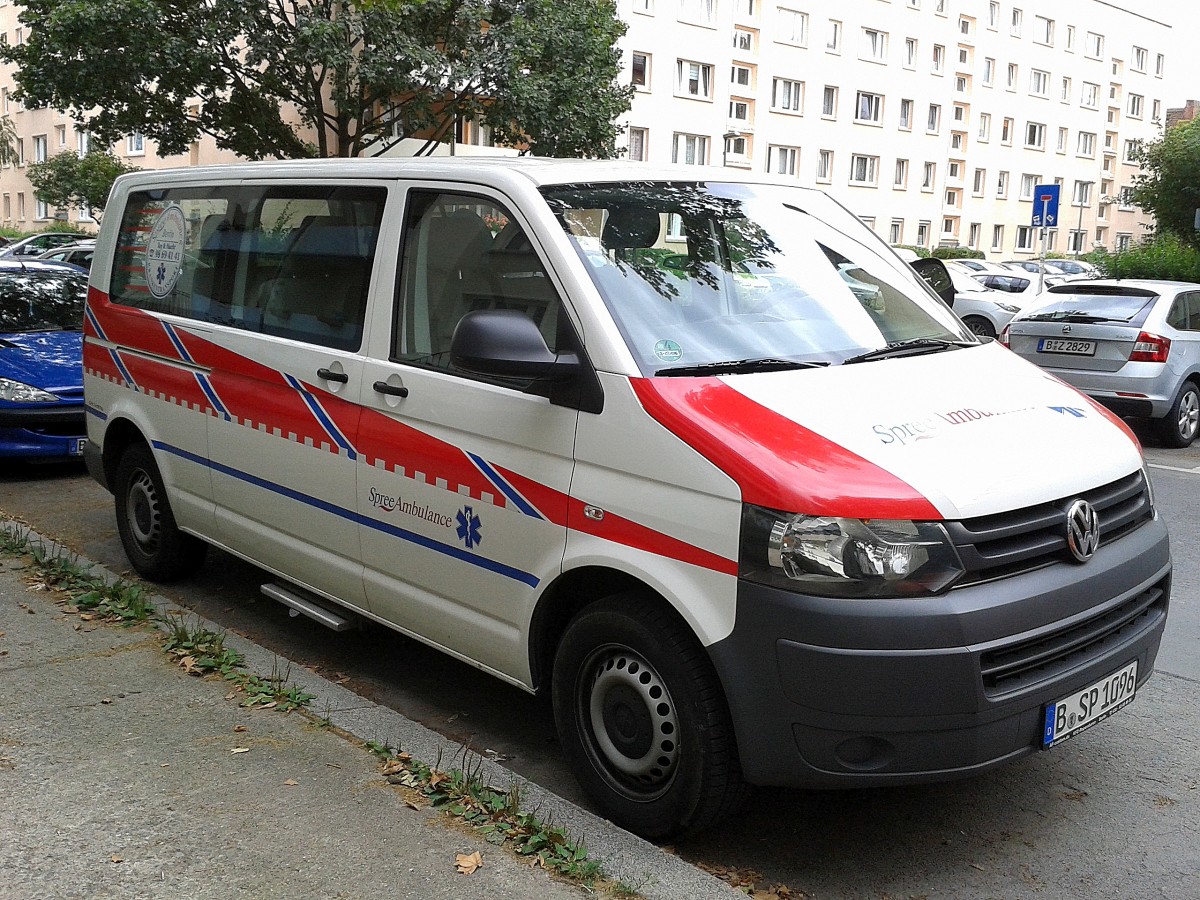 VW-Transporter Behinderten-Transportfahrzeug der Fa. Spree-Ambulance am 13.08.14 Berlin-Pankow.