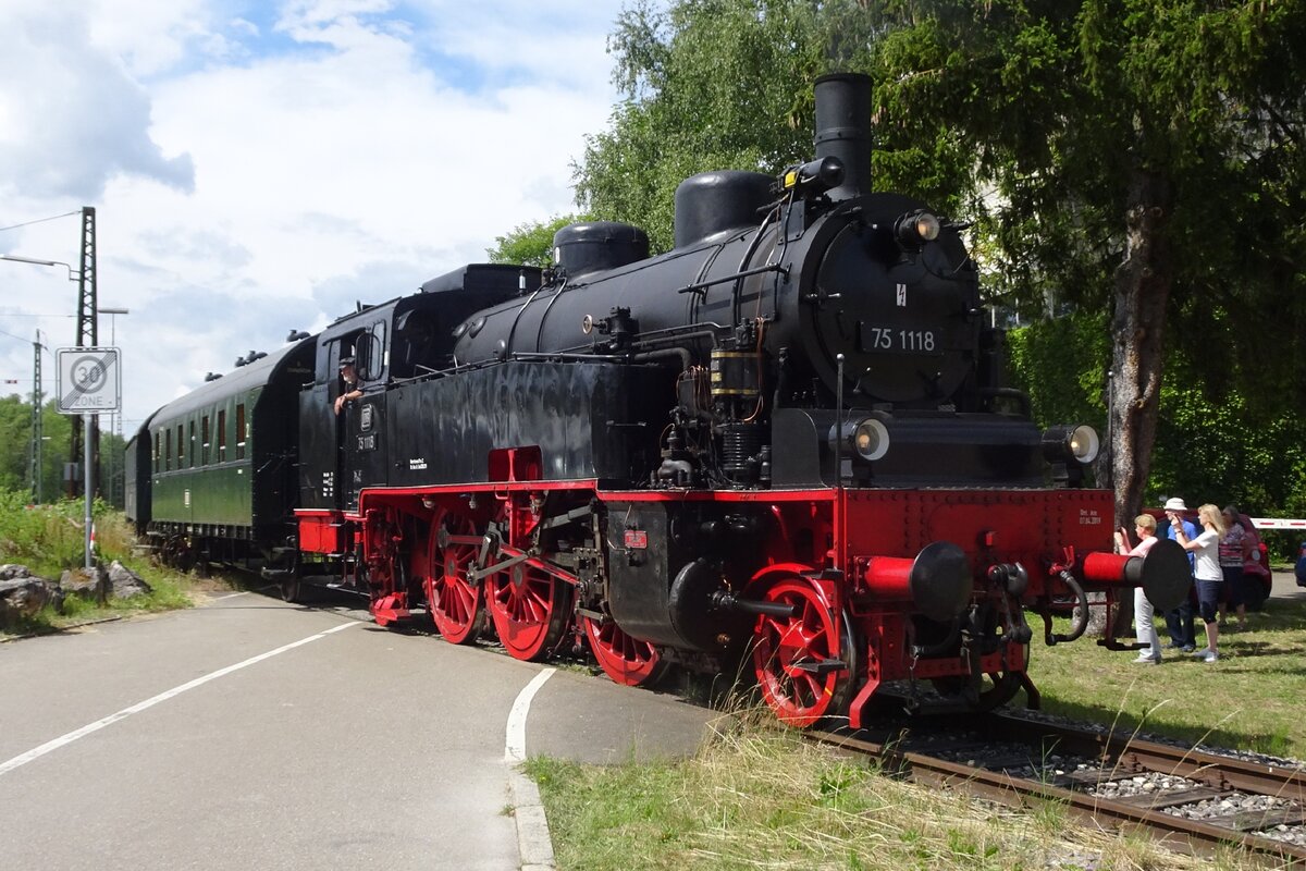 Während das 50. Jahresjubiläum der UEF wird am 9Juli 2022 UEFs 75 1118 mit Dampfpendelzug in Amstetten (Württ) bereitgestelt.