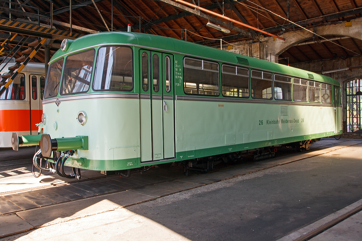
Während Armin in frontal fotografierte, habe ich ihn seitlich fotografiert...

Ein Uerdinger-Schienenbus in der Farbgebung der Kleinbahn Weidenau-Deuz als KWD VT 26, hier am 30.08.2015 im Lokschuppen von dem Südwestfälisches Eisenbahnmuseum in Siegen

Es ist aber nicht das Original, denn dies wäre ein VT 95 – BR 795 (und nicht ein VT 98 – BR 796 / BR 798). 

Das Original wurde 1956 von der Waggonfabrik Uerdingen unter der Fabriknummer 62482 gebaut und bei der Kleinbahn Weidenau - Deuz in Betrieb als VT 26 genommen. Dort fuhr er bis zur Stilllegung des Personenverkehrs der Kleinbahn Weidenau - Deuz 1968 und wurde an die AKN - Altona - Kaltenkirchen - Neumünster Eisenbahn AG verkauft, wo er noch in KWD-Lackierung als VT 2.23 bis zur Verschrottung 1978 fuhr.