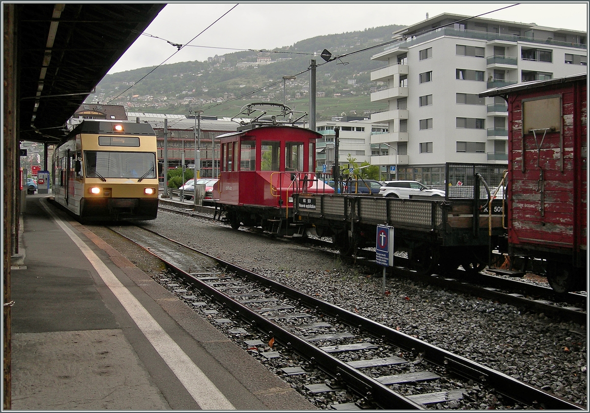 Während der CEV GTW Be 2/4  Blonay  Vevey erreicht, steht auf dem Nebengleis der CEV Te 82 mit einigen Güterwagen. 
15. August 2015