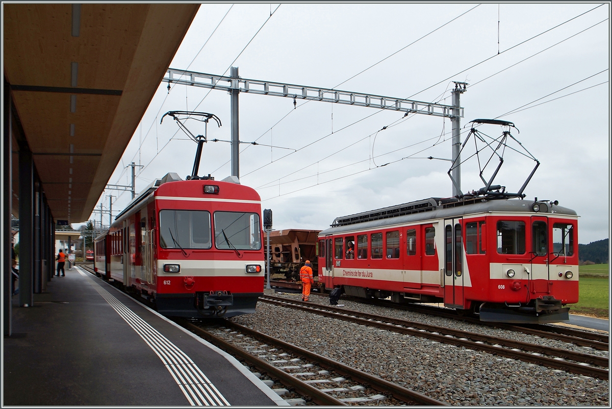 W�hrend der CJ BDe 4/4 I 608 mit Rangieraufgaben f�r den Baudienst besch�ftigt ist, wartet der BDe 4/4 612 auf die Abfahrt nach Saignelegier. 
Le Noirmont, den 17. Nov. 2014