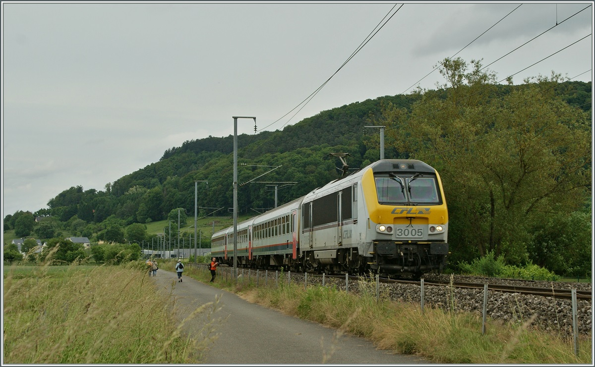 W�hrend einige den IR  mit der CFL 3005 aus Liers nach Luxembourg schon fotografiert haben, hatte ich noch das Vergn�gen. 
Zwischen Lintgen und Mersch am 15. Juni 2013 