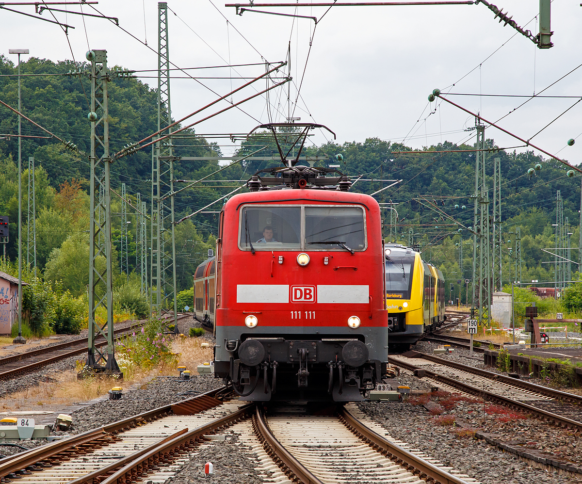
W�hrend links die 111 111-1 (91 80 6111 111-1 D-DB) der DB Regio NRW mit dem RE 9 - Rhein-Sieg-Express (Aachen – K�ln - Siegen) am 23.07.2016 auf Gleis 105 in den Bahnhof Betzdorf (Sieg) einf�hrt, fahren rechts schon die zwei gekuppelte LINT 41 - VT 501 und VT 502 der HLB (Hessische Landesbahn GmbH), als RB 93  Rothaarbahn  (Betzdorf/Sieg - Siegen -Bad Berleburg) auf Gleis 106 ein.  Die RB 93 f�hrt planm��ig vier Minuten nach dem RE 9 aus dem Bahnhof in Richtung Siegen.