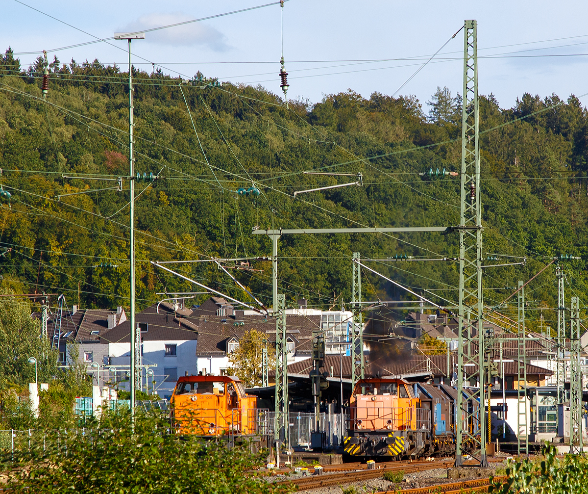 
Während links die Lok 41 (98 80 0272 008-0 D-KSW), eine MaK DE 1002, der Kreisbahn Siegen-Wittgenstein (KSW) am 18.09.2015 auf den Zug vorm Prellbock wartet, kommt die KSW Lok 42 (92 80 1277 902-3 D-KSW) eine Vossloh MaK G 1700 BB, mit dem Coilgüterzug in Betzdorf/Sieg an. Die Lok 41 wird sich dann ans andere Zugend hängen und gemeinsam (Lok 41 zieht und Lok 42 schiebt den Coilgüterzug) über die Hellertalbahn nach Herdorf.