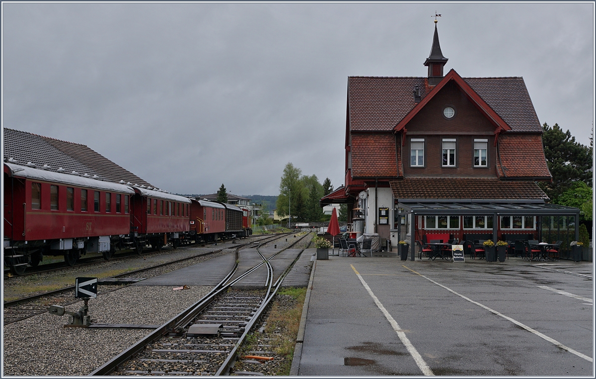 Während im nicht weit entfernten Schöftland halbstündlich moderne Pendelzüge Richtung Aarau verkehren, herrscht in Bahnhof Triengen nicht nur am Sonntag ziemliche Ruhe.
7. Mai 2017