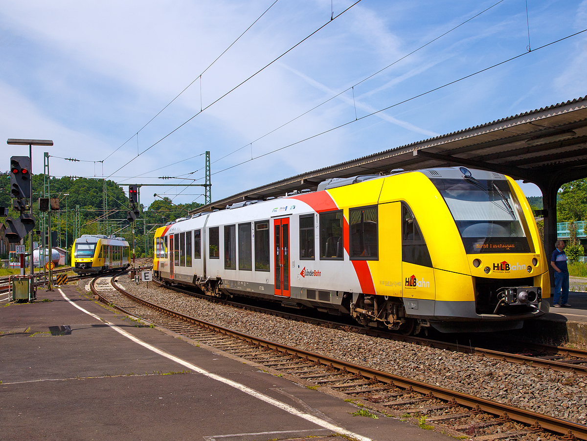 
Während der VT 504  ein Alstom Coradia LINT 41 der neuen Generation (95 80 1648 104-5 D-HEB / 95 80 1648 604-4 D-HEB) der HLB (Hessische Landesbahn GmbH), als RB 93  Rothaarbahn  (Bad Berleburg - Siegen - Betzdorf), seine Endstation den Bahnhof Betzdorf (Sieg) am 10.06.2016 bereits erreicht hat, fährt ein Alstom Coradia LINT 27 der HLB (Hessische Landesbahn GmbH), als RB 90  Westerwald-Sieg-Bahn  (Westerburg - Altenkirchen - Au (Sieg) - Betzdorf (Sieg)) in den Bahnhof ein.