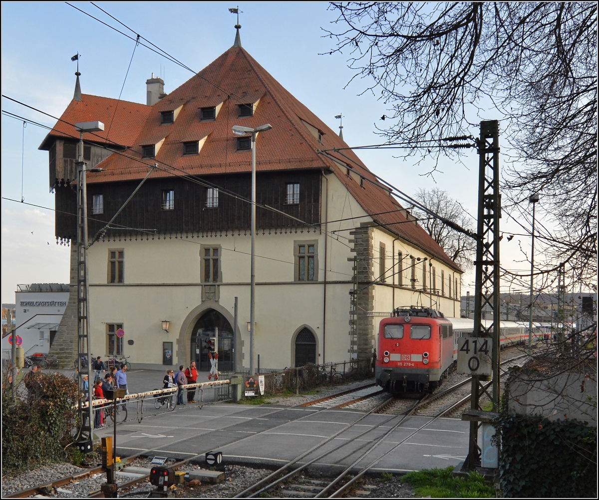 Wahrscheinlich der letzte Planeinsatz von 110 278-4 in die Grenzstadt Konstanz. Rückfahrt zur Abstellung des IC Bodensee nach Singen. Hier vor dem Konzilsgebäude in Konstanz. März 2013.