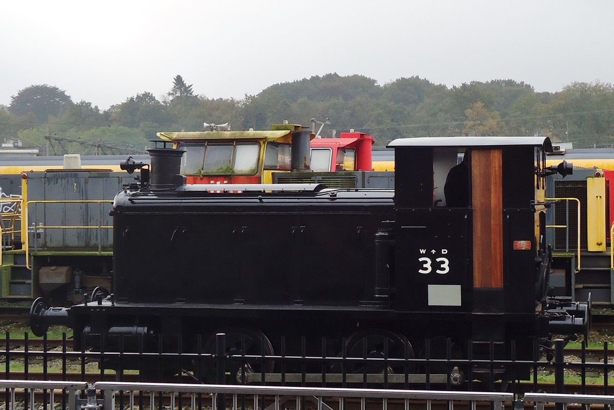 War Department (700) 33 steht am 17 Oktober 2014 in Amersfoort. Nach den 2.Weltkrieg kaufte die Niederl�ndische Staatsbahn f�nf St�ck von dieser Rangierloks von das Britischen Heer. Eine davon ist als Museumslok ubrig gebleiben. 