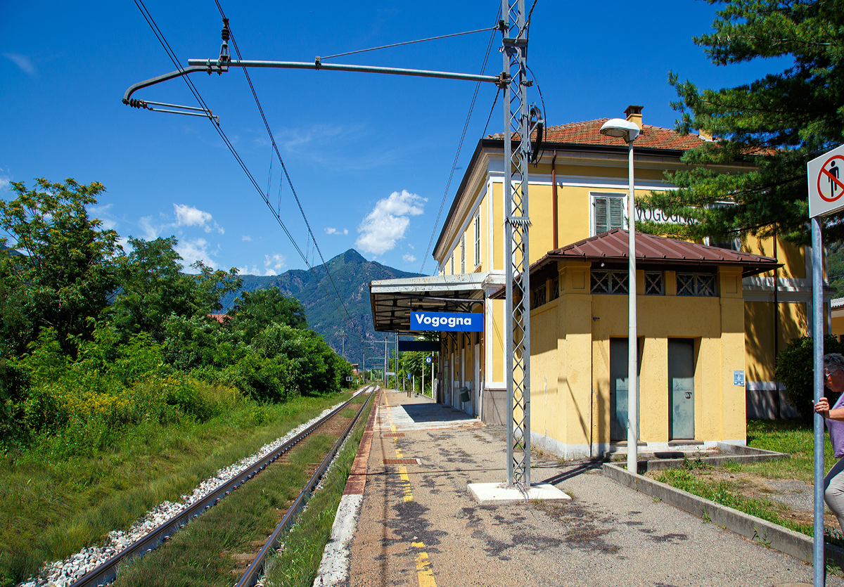 
Was fehlt ist ein Café wie am Bahnhof Domodossola. Hier könnte ich mir vorstellen das leerstehende Bahnhofgebäude mit neuen Leben zu erfüllen....

Der Bahnhof Vogogna (Stazione Ferroviaria di Vogogna Ossola) am 03.08.2019.

Der Bahnhof liegt an zwei Strecken, zum einen hier an der eingleisigen Bahnstrecke Domodossola-Novara  (RFI 14) und zum anderen an der zweigleisigen Bahnstrecke Domodossola–Mailand (RFI 23). Und somit drei Bahnsteige, dumm ist nur die Tatsache dass es zweimal ein Gleis 1 gibt. Will man nach Novara ist es logisch das man dieses wählt, aber wenn man nach Domodossola will, muss man schon sehr genau die Abfahrtstafel lesen. Denn dann muss man wissen woher der Zug kommt, ob aus Richtung Novara (dann ist man hier richtig), oder aus Richtung Mailand, denn dann muss man ca. 20 m weiter (nach rechts im Bild) ans  andere Gleis 1. Uns passierte es anders herum, wir warteten am Gleis 1 der Strecke Mailand-Domodossola und der haltende Zug kam aus Novara, so mussten wir spurten.

Ich kann nicht sagen warum, aber mir gefällt der Bahnhof einfach gut.
