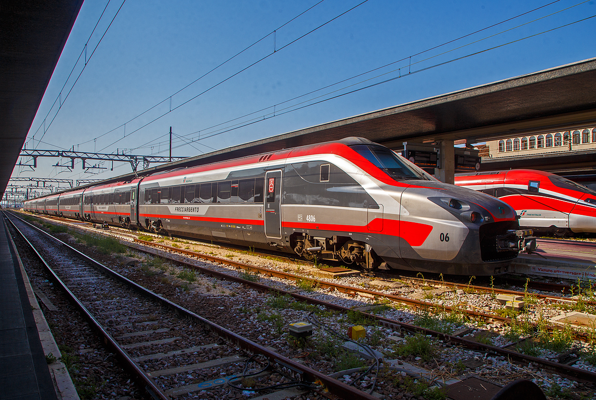 Was Neues aus Italien.....
Der Trenitalia Frecciargento ETR 700 – 4806 (93 83 4700 806-3 I-TI) steht am 24.07.2022 im Bahnhof Venedig Santa Lucia (italienisch Stazione di Venezia Santa Lucia). Frecciargento heißt deutsch Silberpfeil.

Die Trenitalia Frecciargento ETR 700 sind elektrische Hochgeschwindigkeitstriebzüge die seit 2019 von der Trenitalia eingesetzt werden. Sie wurden als V250 des italienischen Herstellers AnsaldoBreda für die Nederlandse Spoorwegen (NS) für die niederländisch-belgischen Schnellfahrstrecke Schiphol–Antwerpen gebaut. Von Ende 2012 bis Anfang 2013 verkehrten die Züge unter dem Markennamen Fyra auch dort. Ihr planmäßiger Einsatz wurde nach zahlreichen Mängeln im Januar 2013 durch ein Fahrverbot der belgischen Aufsichtsbehörde unterbrochen und nicht wieder aufgenommen. Auch auf niederländischen Strecken kam es zu keinem weiteren Einsatz. Der Auftrag für weitere Züge wurde storniert, die bestehenden Garnituren an den Hersteller zurückgegeben und schließlich 2017 an die italienische Trenitalia verkauft. Die Züge wurden als ETR 700 eingereiht und im Laufe des Jahres 2019 in den Rollmaterialbestand der Frecciargento aufgenommen. Seit Juni 2019 setzt Trenitalia die ersten ETR 700 im kommerziellen Verkehr ein.

Technik:
Die von Pininfarina entworfenen Züge bestehen aus acht einzeln lauffähigen Wagen auf je zwei zweiachsigen Drehgestellen. Sie können unter drei Fahrleitungsspannungen verkehren, mit 25 kV 50Hz Wechselspannung, sowie bei 1,5 und 3 kV Gleichspannung. Sie sollten eine Höchstgeschwindigkeit von 250 km/h erreichen. Die acht Wagen bieten insgesamt 546 Sitzplätze, davon 127 in der ersten Klasse. Die Führerstandsenden der Einheiten sind mit Scharfenbergkupplungen ausgerüstet, die für das Kuppeln von zwei Einheiten mit Kontaktsufsätzen ausgerüstet.

TECHNISCHE DATEN:
Anzahl: 19 (davon 2 als Ersatzteilspender)
Hersteller: 	AnsaldoBreda
Baujahre: 	2008–2013
Spurweite: 	1435 mm (Normalspur)
Achsformel: Bo′Bo′+2′2′+Bo′Bo′+2′2′+2′2′+Bo′Bo′+2′2′+Bo′Bo′
Länge: 200.900 mm
Höhe: 4.080 mm
Breite: 2.870 mm
Leergewicht: 423 t
Radsatzfahrmasse: 17 t
Höchstgeschwindigkeit: 250 km/h
Dauerleistung: 5.500 kW
Anfahrzugkraft: 300 kN
Beschleunigung: 0,58 m/s²
Bremsverzögerung: 1,2 m/s²
Raddurchmesser: 920 mm (neu) / 850 mm (abgenutzt)
Stromsystem: 25 kV, 50 Hz ~ und 3 kV =
Stromübertragung: Oberleitung
Antrieb: Wassergekühlte IGBT-Stromrichter mit Asynchronfahrmotoren
Sitzplätze: 500 (bei NS 546)
Fußbodenhöhe:  1.260 mm über SOK
