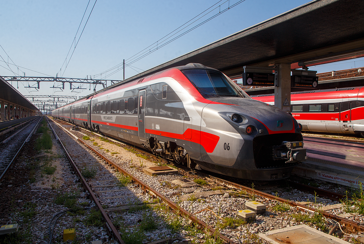 Was Neues aus Italien.....
Der Trenitalia Frecciargento ETR 700 – 4806 (93 83 4700 806-3 I-TI) steht am 24.07.2022 im Bahnhof Venedig Santa Lucia (italienisch Stazione di Venezia Santa Lucia). Frecciargento heißt deutsch Silberpfeil.

Die Trenitalia Frecciargento ETR 700 sind elektrische Hochgeschwindigkeitstriebzüge die seit 2019 von der Trenitalia eingesetzt werden. Sie wurden als V250 des italienischen Herstellers AnsaldoBreda für die Nederlandse Spoorwegen (NS) für die niederländisch-belgischen Schnellfahrstrecke Schiphol–Antwerpen gebaut. Von Ende 2012 bis Anfang 2013 verkehrten die Züge unter dem Markennamen Fyra auch dort. Ihr planmäßiger Einsatz wurde nach zahlreichen Mängeln im Januar 2013 durch ein Fahrverbot der belgischen Aufsichtsbehörde unterbrochen und nicht wieder aufgenommen. Auch auf niederländischen Strecken kam es zu keinem weiteren Einsatz. Der Auftrag für weitere Züge wurde storniert, die bestehenden Garnituren an den Hersteller zurückgegeben und schließlich 2017 an die italienische Trenitalia verkauft. Die Züge wurden als ETR 700 eingereiht und im Laufe des Jahres 2019 in den Rollmaterialbestand der Frecciargento aufgenommen. Seit Juni 2019 setzt Trenitalia die ersten ETR 700 im kommerziellen Verkehr ein.

Technik:
Die von Pininfarina entworfenen Züge bestehen aus acht einzeln lauffähigen Wagen auf je zwei zweiachsigen Drehgestellen. Sie können unter drei Fahrleitungsspannungen verkehren, mit 25 kV 50Hz Wechselspannung, sowie bei 1,5 und 3 kV Gleichspannung. Sie sollten eine Höchstgeschwindigkeit von 250 km/h erreichen. Die acht Wagen bieten insgesamt 546 Sitzplätze, davon 127 in der ersten Klasse. Die Führerstandsenden der Einheiten sind mit Scharfenbergkupplungen ausgerüstet, die für das Kuppeln von zwei Einheiten mit Kontaktsufsätzen ausgerüstet.

TECHNISCHE DATEN:
Anzahl: 19 (davon 2 als Ersatzteilspender)
Hersteller:  AnsaldoBreda
Baujahre:  2008–2013
Spurweite:  1435 mm (Normalspur)
Achsformel: Bo′Bo′+2′2′+Bo′Bo′+2′2′+2′2′+Bo′Bo′+2′2′+Bo′Bo′
Länge: 200.900 mm
Höhe: 4.080 mm
Breite: 2.870 mm
Leergewicht: 423 t
Radsatzfahrmasse: 17 t
Höchstgeschwindigkeit: 250 km/h
Dauerleistung: 5.500 kW
Anfahrzugkraft: 300 kN
Beschleunigung: 0,58 m/s²
Bremsverzögerung: 1,2 m/s²
Raddurchmesser: 920 mm (neu) / 850 mm (abgenutzt)
Stromsystem: 25 kV, 50 Hz ~ und 3 kV =
Stromübertragung: Oberleitung
Antrieb: Wassergekühlte IGBT-Stromrichter mit Asynchronfahrmotoren
Sitzplätze: 500 (bei NS 546)
Fußbodenhöhe:  1.260 mm über SOK