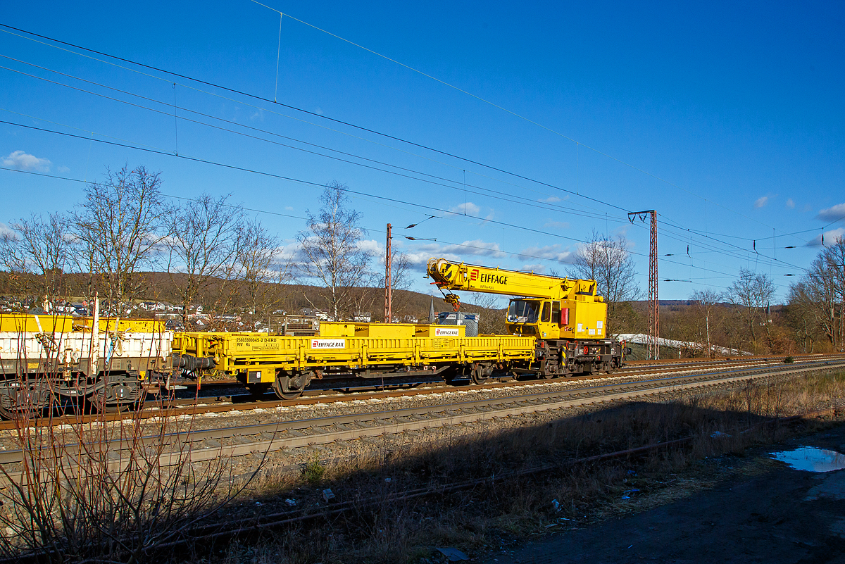 Was so alles Hinten dranhängt....
Am Zugende der GOTTWALD Gleisbauschienenkran GS 20.08 T der Eiffage Infra-Rail, Schweres Nebenfahrzeug Nr. 99 80 9419 035-7 D-ERD (ex 97 82 40 502 17-6, ex Heitkamp 60 80 092 3 559-9) am 27.02.2021 bei einer Zugdurchfahrt in Rudersdorf (Kr. Siegen) in Richtung Siegen. Davor der 2-achsiger Schutzwagen (Flachwagen mit klappbaren Seitenborden und Rungen), 23 80 3300 045-2 D-ERD, der Gattung Ks.

Der 20t -Eisenbahndrehkran vom Typ GOTTWALD GS 20.08 T wurde 1985 von Gottwald in Düsseldorf unter der Fabriknummer 146025  gebaut und an die Heitkamp Rail GmbH in Herne-Wanne geliefert. Im Jahr 2010 übernahm die Eiffage Rail den Bereich Schieneninfrastruktur der Heitkamp.

Der Gottwald 20 t GS 20.08 T (DB-Bauart 169) wird für den Aus- und Einbau von Gleisjochen und für die Montage von Ingenieurbauwerken eingesetzt. 

TECHNISCHE DATEN:
Spurweite: 1.435 mm
Anzahl der Achsen: 4 (in 2 Drehgestellen)
Drehzapfenabstand: 3.700 mm
Achsabstände im Drehgestell: 1.500 
Länger über Puffer: 8.000 mm (ohne Kranausleger)
Raddurchmesser: 920 mm (neu) 
Eigengewicht: 77.060  kg
Maximale Hublast: 20 t 
Kleinster befahrbarer Radius: 90 m
Motorleistung:  112 kW
max. Geschwindigkeit im Zugverband: 100 km/h
max. Geschwindigkeit im Eigenantrieb: 13 km/h
Max. Ausladung des Gegengewichts: 2.760 mm
Max. Hakenhöhe: 10.200 mm
Max. ausziehbare Länge Ausleger: 13.000 mm


DER SCHUTZWAGEN:
2-achsiger Flachwagen mit klappbaren Seitenborden und Rungen, der Eiffage Infra-Rail, 23 80 3300 045-2 D-ERD, der Gattung Ks, hier als Schutzwagen zum GOTTWALD Gleisbauschienenkran GS 20.08 T, am 27.02.2021 bei einer Zugdurchfahrt in Rudersdorf (Kr. Siegen) in Richtung Siegen. 

TECHNISCHE DATEN: 
Spurweite: 1.435 mm
Länge über Puffer:  13.860 mm
Achsabstand:  8.000 mm
Länge der Ladefläche:  12.600 mm 
Ladefläche: 34,6 m²
Höchstgeschwindigkeit:  beladen 100 km/h / leer 120 km/h
Eigengewicht:  13.000 kg
Maximale Ladegewicht:  27,0 t (ab Streckenklasse C)
Kleinster bef. Gleisbogenradius:  35 m
Bremse: KE-GP
Intern. Verwendungsfähigkeit: RIV

