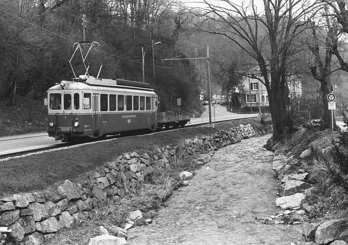 WB: Im Spätherbst 1986 kam es in Niederdorf zu einer einmaligen Aufnahme des BDe 4/4 2 (1953) mit zwei offenen Güterwagen. Zu dieser Zeit verkehrten auf der WB nur noch Personenzüge.
Foto: Walter Ruetsch 