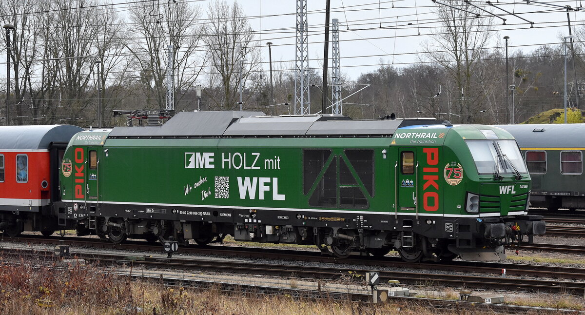 Wedler Franz Logistik GmbH & Co. KG, Potsdam [D] mit ihrer geleasten northrail Vectron Dual Lok  248 066  auf dem Gelände des Rail & Logistik Center Wustermark mit einer WFL Regiowagengarnitur abgestellt, 10.12.25