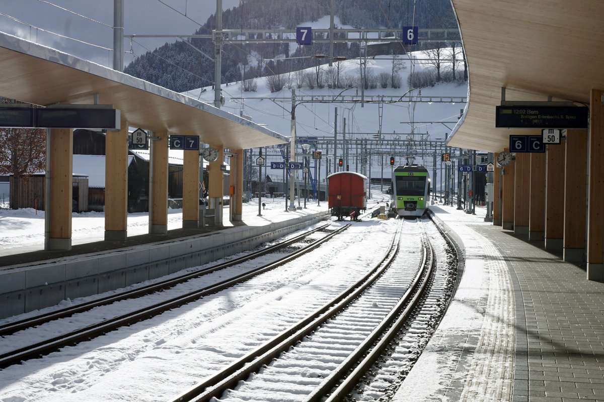 Wegen Corona konnte die neue BLS/MOB Umspuranlage in Zweisimmen nicht wie geplant in den Betrieb genommen werden. Bald verkehren durchgehende Wagen ab Montreux bis Luzern. Davon auf normaler Spur zwischen Zweisimmen und Interlaken-Ost.
Zweisimmen, 30. Dezember 2020.
Foto: Walter Ruetsch